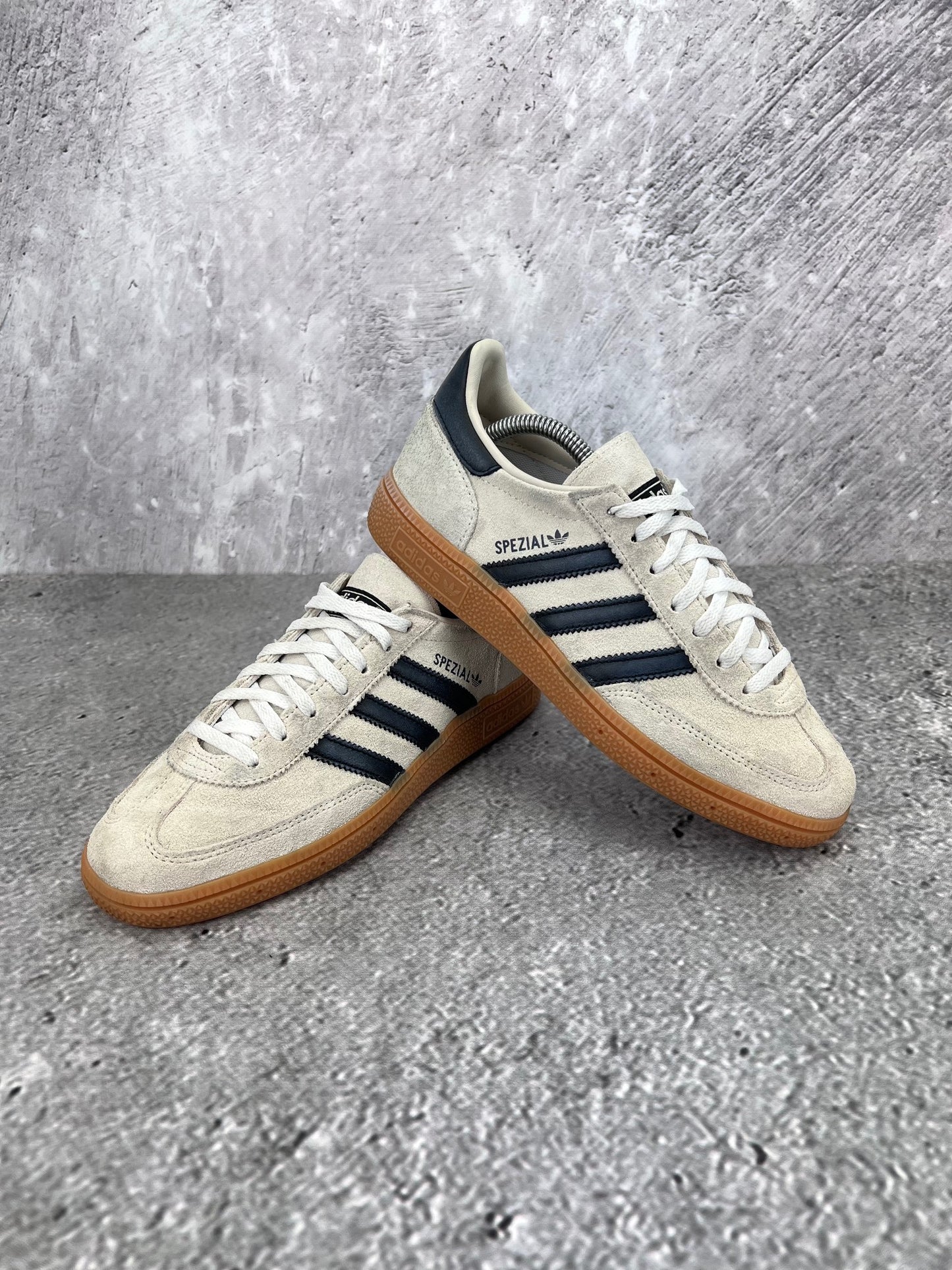 adidas Handball Spezial IF6562 - buty sportowe, para butów, widok z boku na tle studyjnym