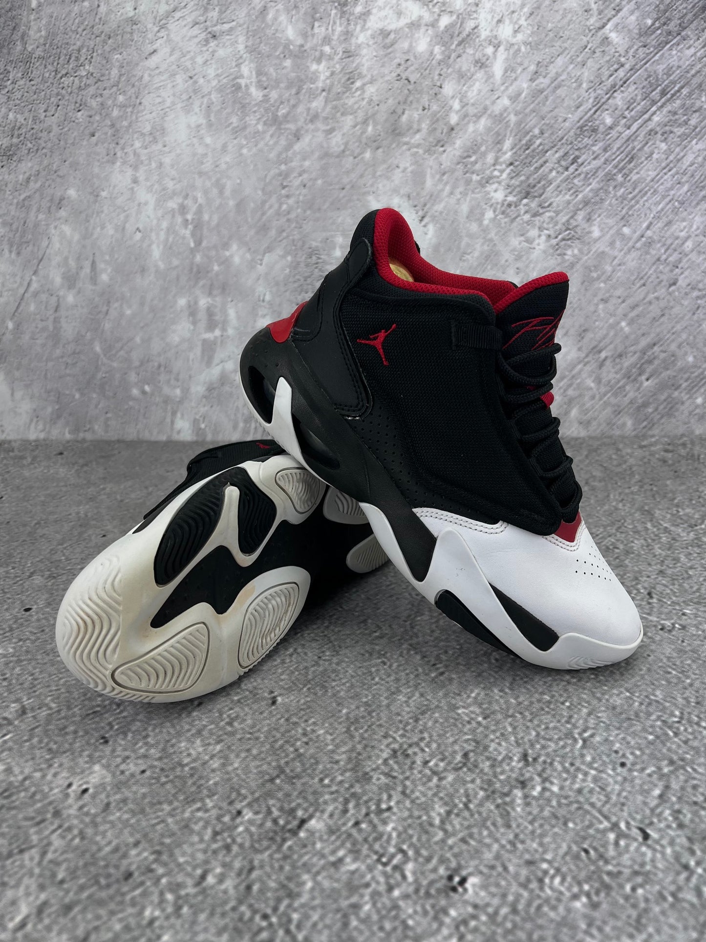 Jordan Max Aura 4 Black White Gym Red - buty sportowe, para butów, widok z boku na tle studyjnym