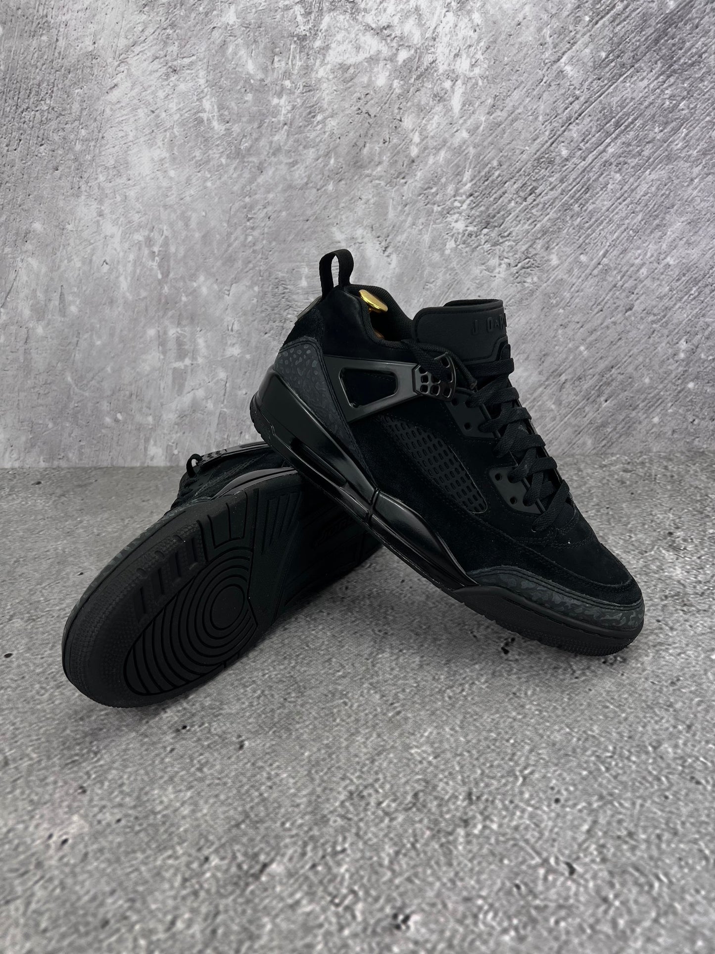 Jordan Spizike Low Black Cat - buty sportowe, para butów, widok z boku na tle studyjnym