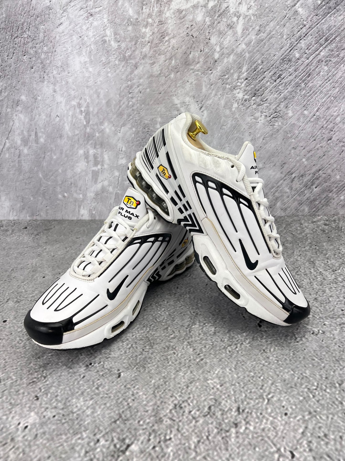 Nike Air Max Plus III Leather CK6716-100 - buty sportowe, para butów, widok z boku na tle studyjnym
