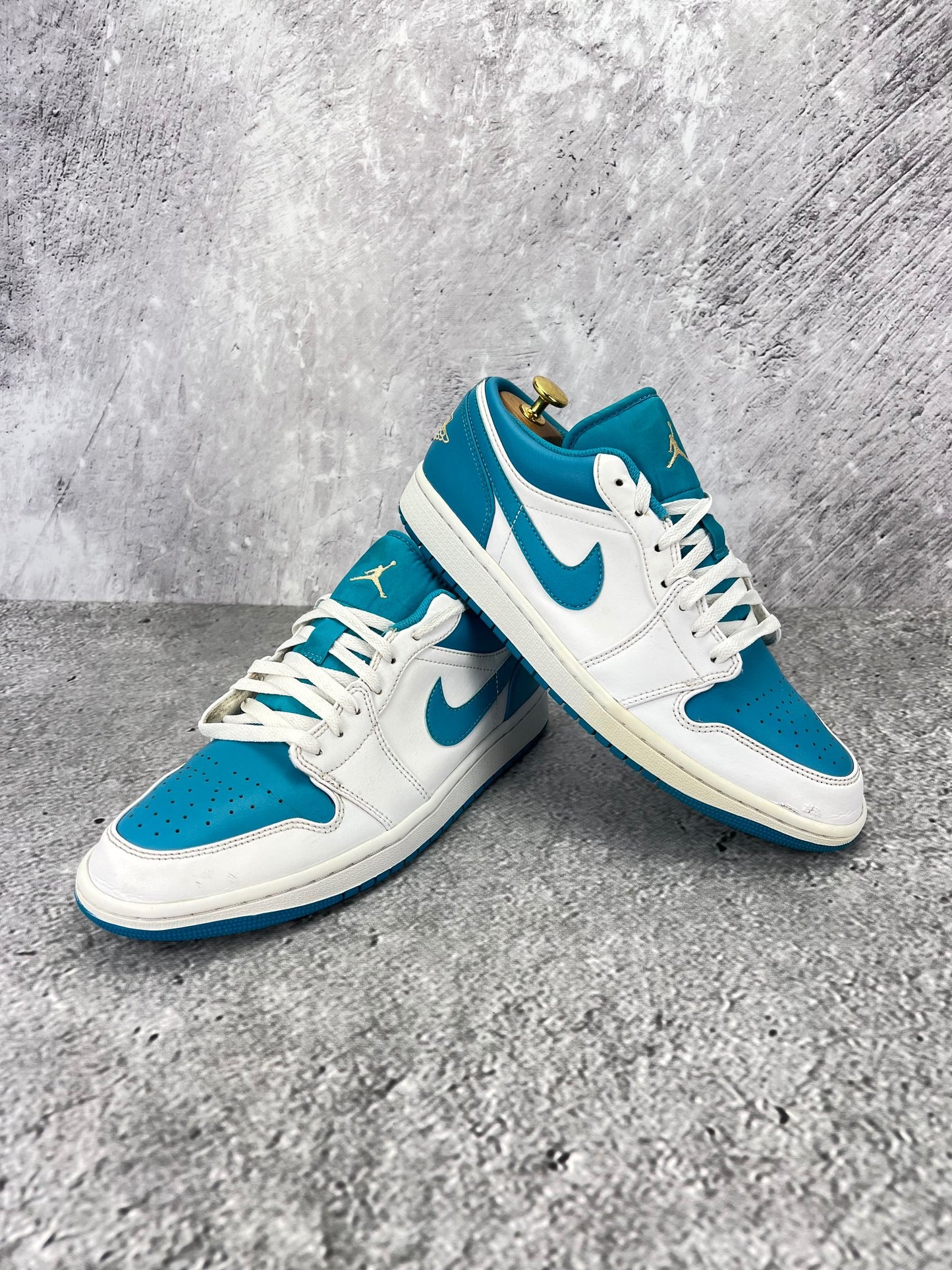 Jordan Air Jordan 1 Low Aquatone - buty sportowe, para butów, widok z boku na tle studyjnym
