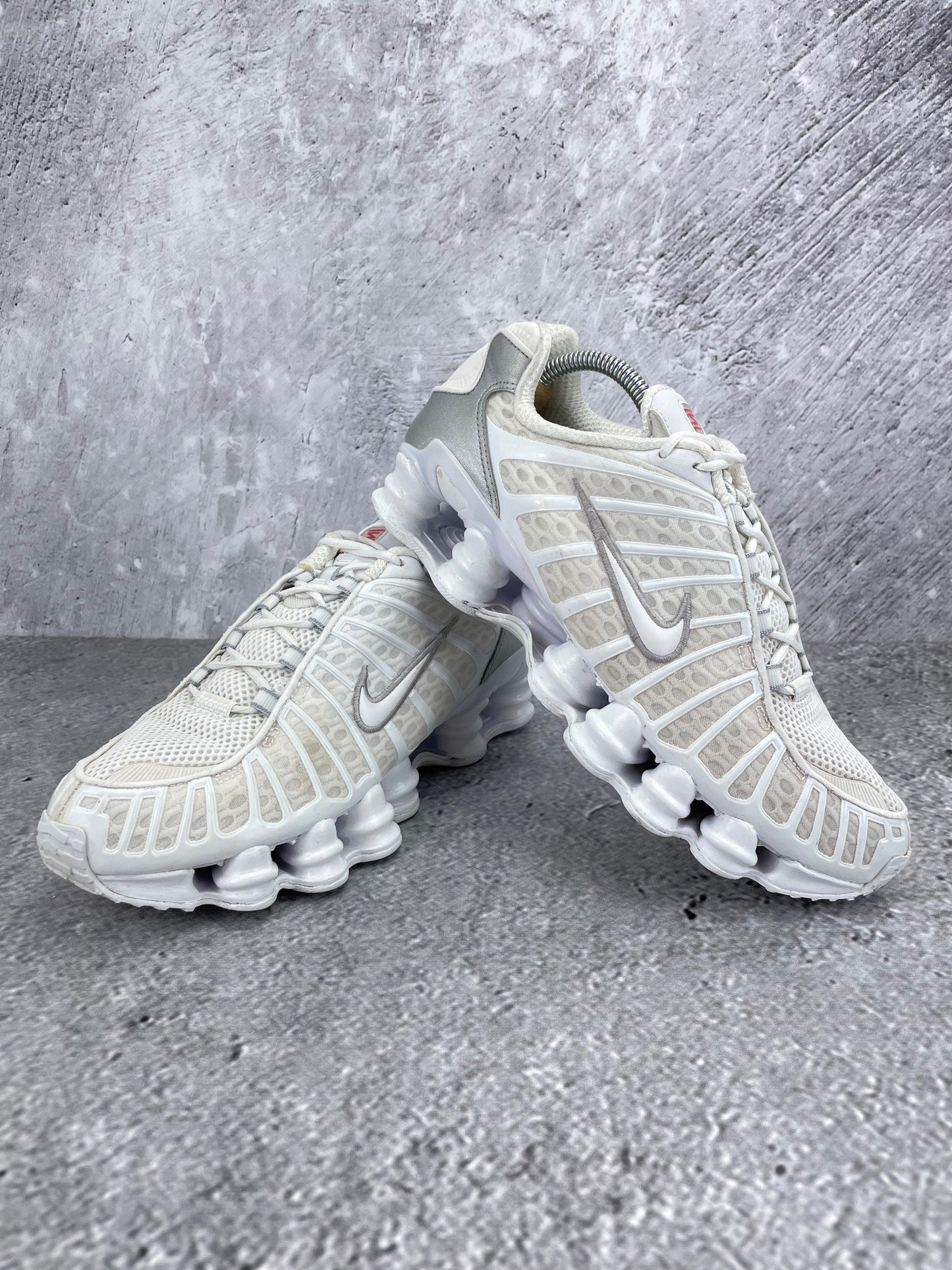 Nike Shox TL White - buty sportowe, para butów, widok z boku na tle studyjnym