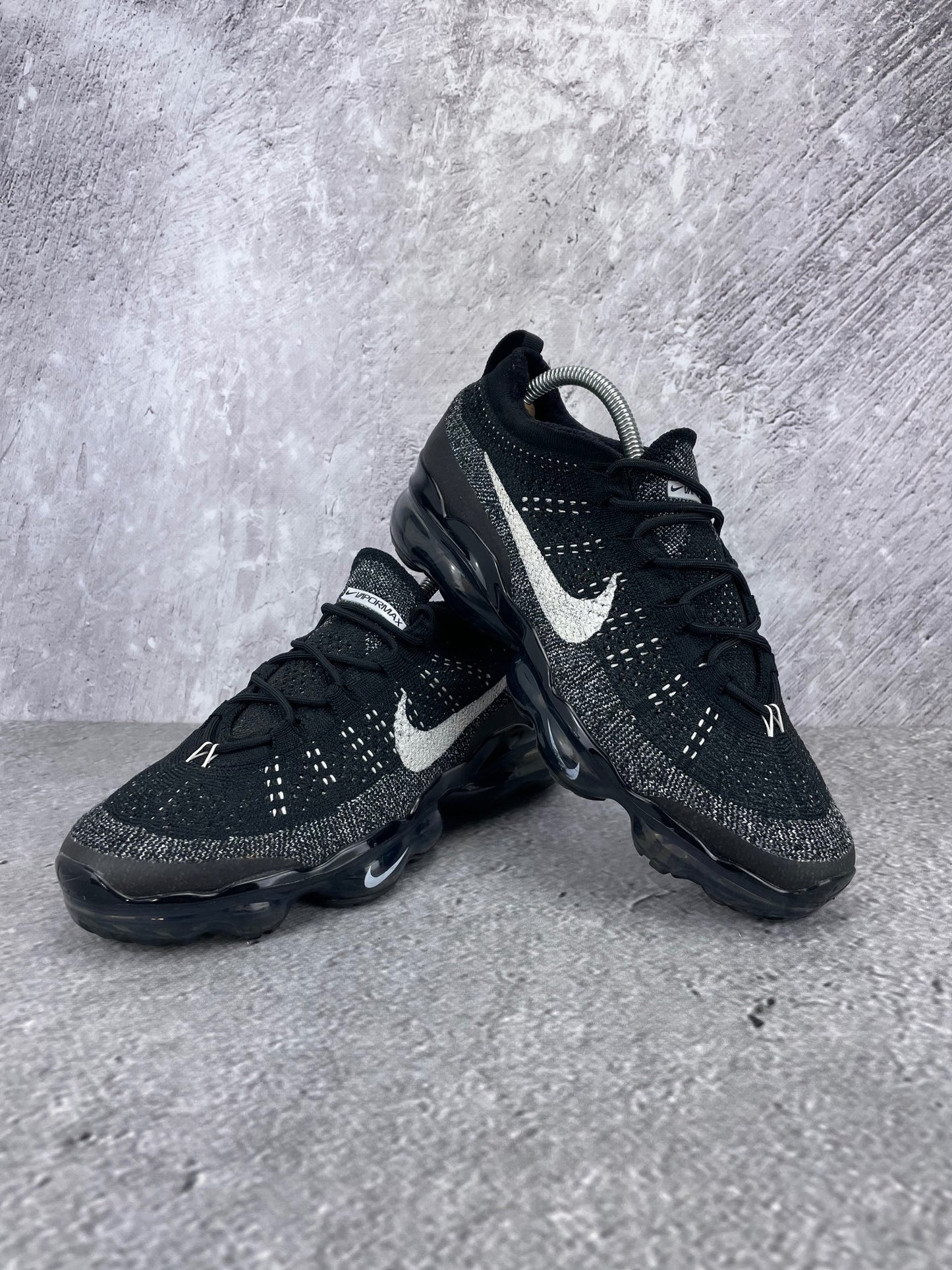 Nike Air VaporMax 2023 Flyknit Oreo - buty sportowe, para butów, widok z boku na tle studyjnym