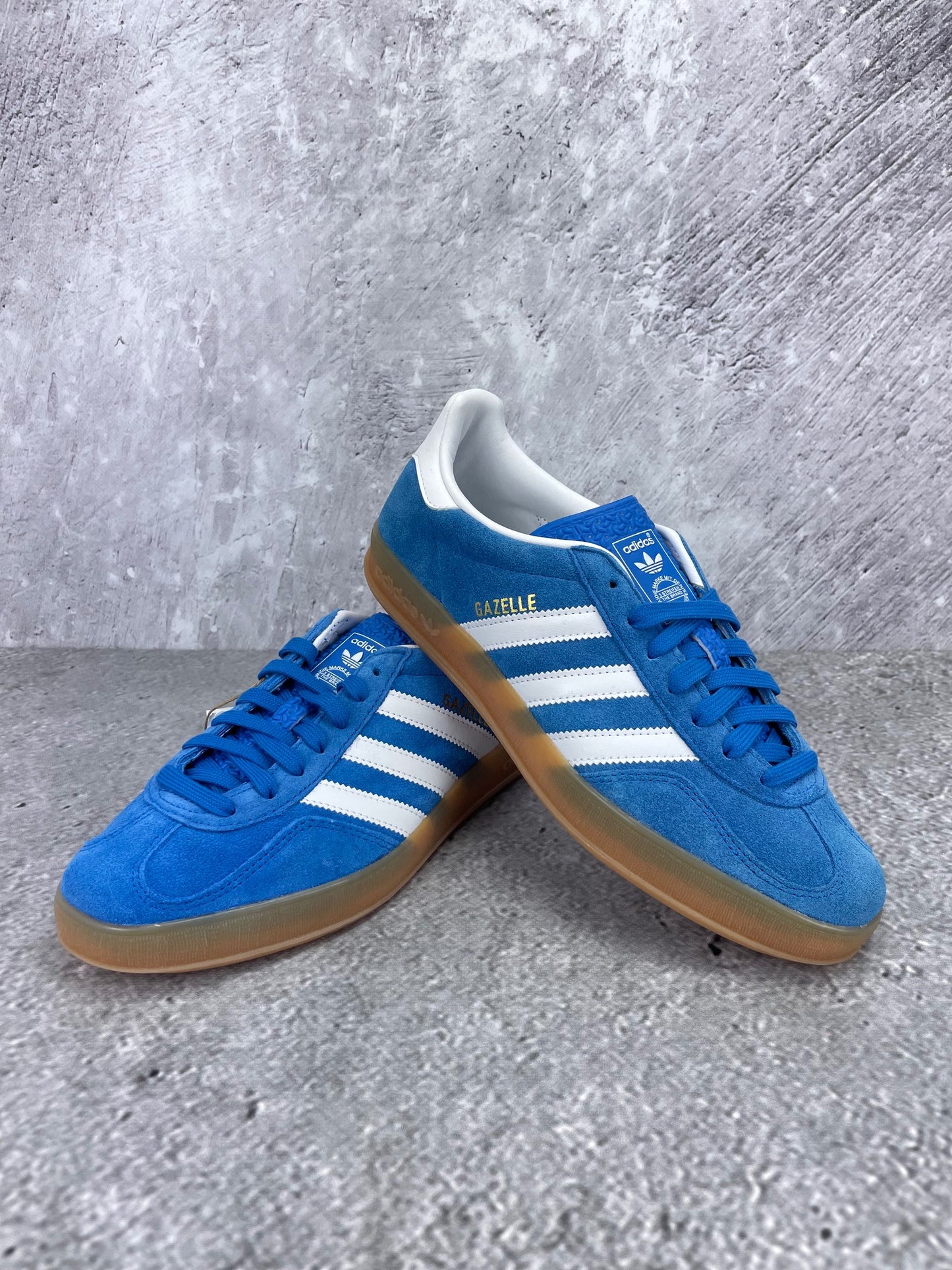 Adidas Gazelle None - buty sportowe, para butów, widok z boku na tle studyjnym