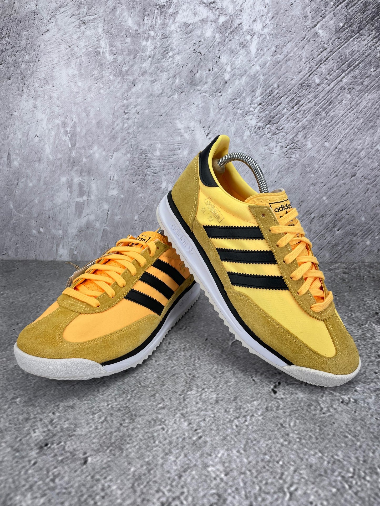 Adidas SL 72 RS Spark - buty sportowe, para butów, widok z boku na tle studyjnym