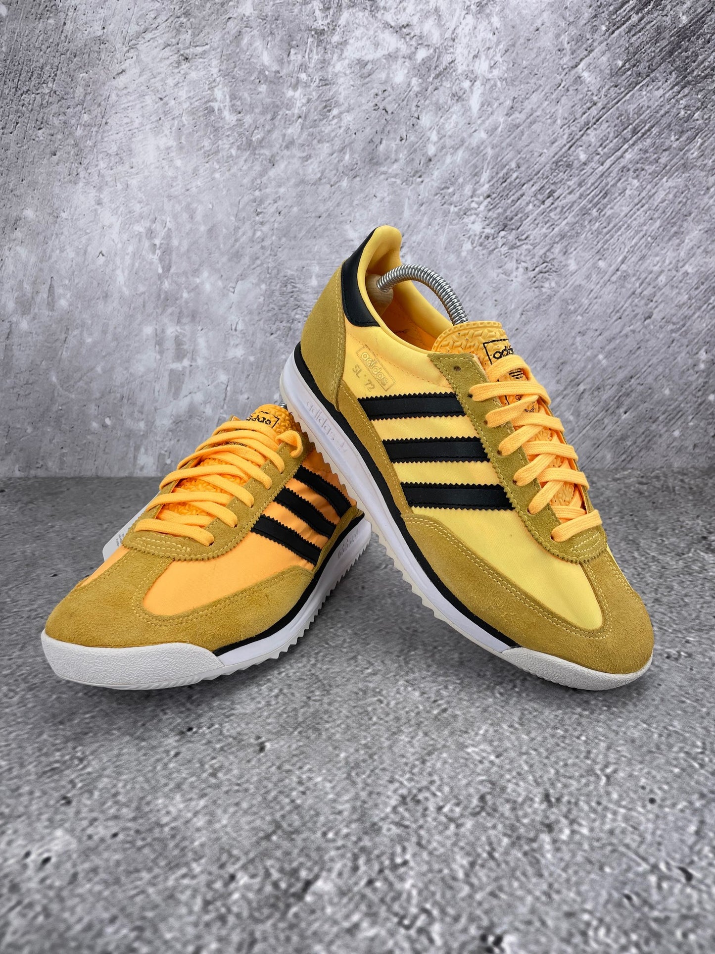 Adidas SL 72 RS Spark - buty sportowe, para butów, widok z boku na tle studyjnym