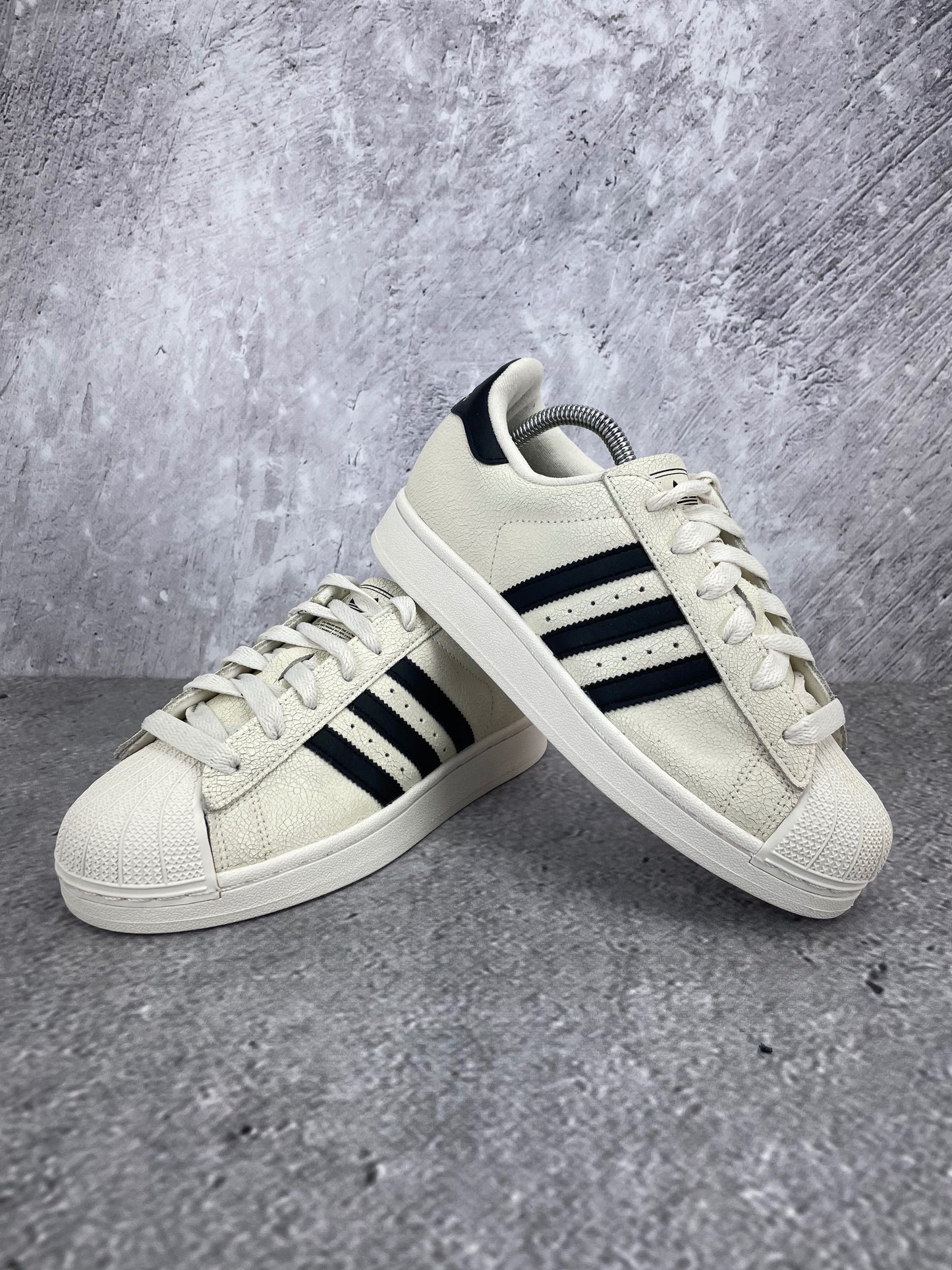 Adidas Superstar II None - buty sportowe, para butów, widok z boku na tle studyjnym