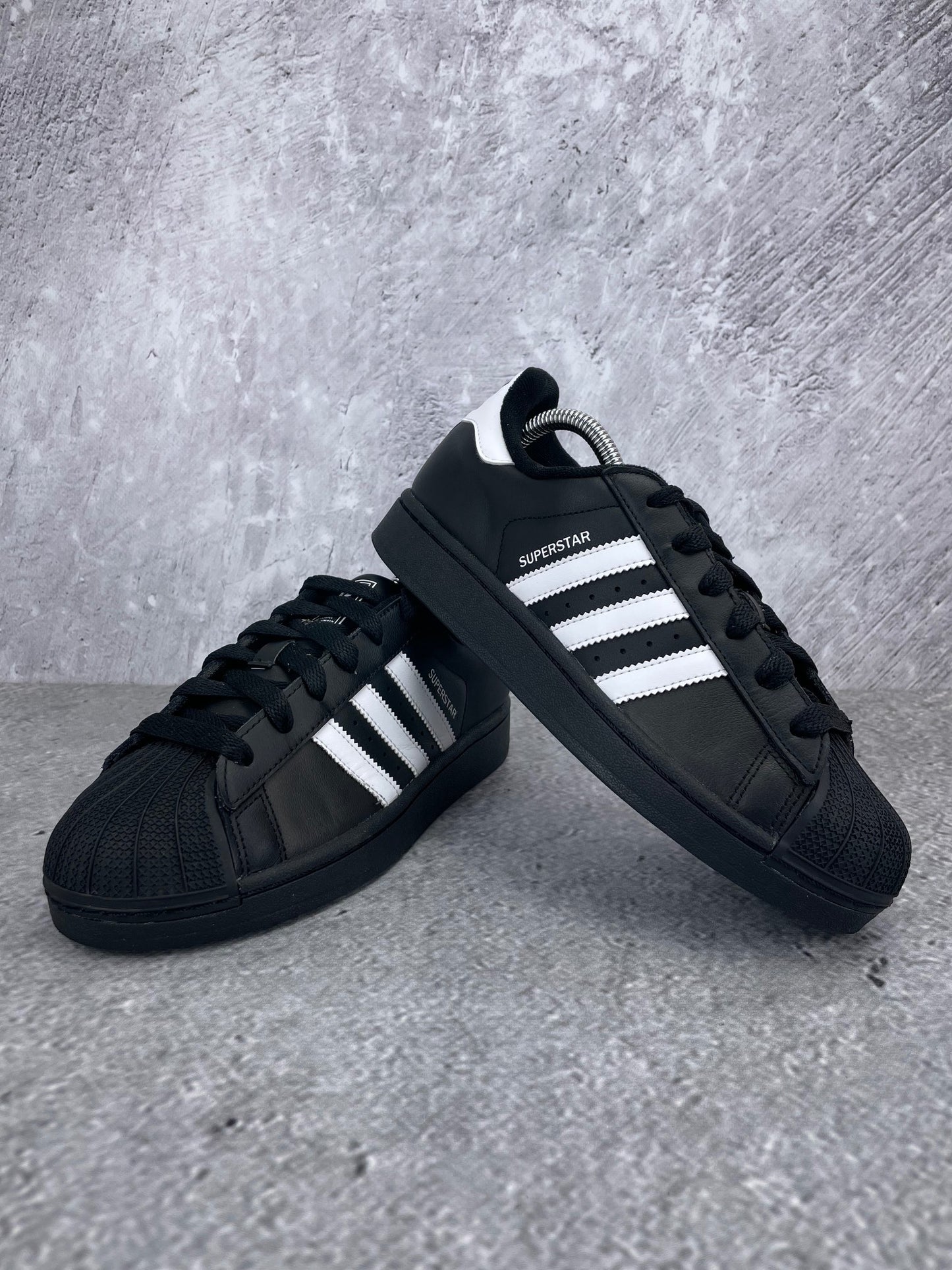 adidas Superstar II JH9977 - buty sportowe, para butów, widok z boku na tle studyjnym