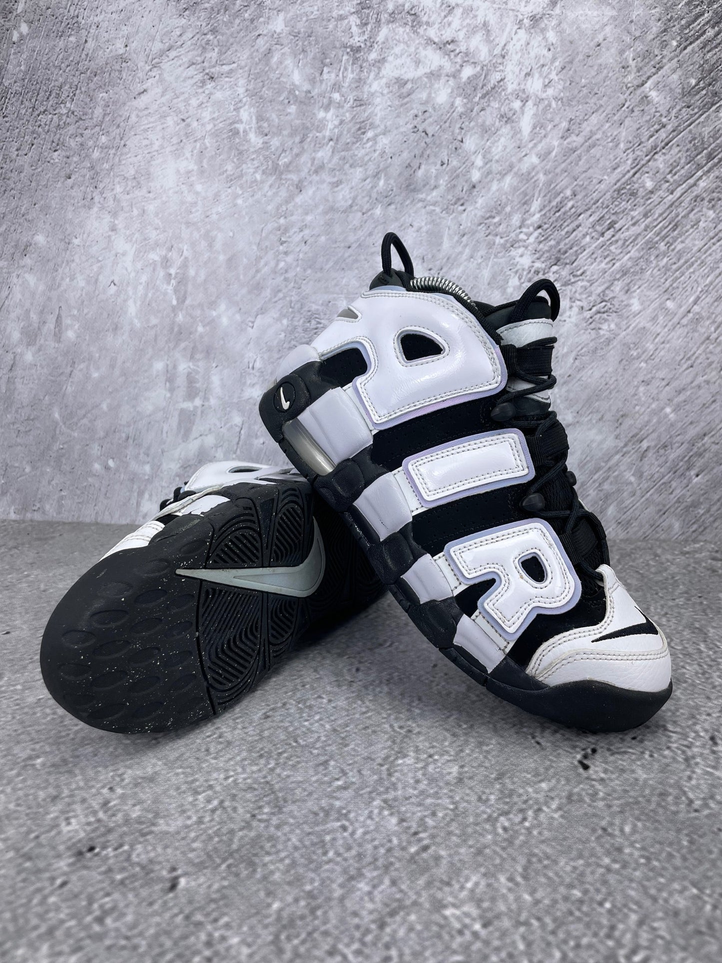 Nike Air More Uptempo GS Cobalt Bliss - buty sportowe, para butów, widok z boku na tle studyjnym