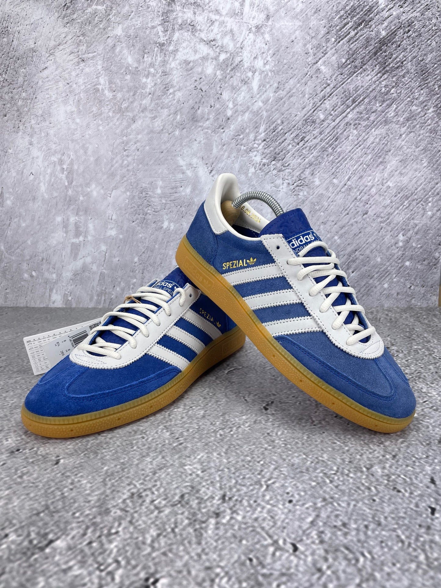 Adidas Handball Spezial 75th Anniversary - buty sportowe, para butów, widok z boku na tle studyjnym