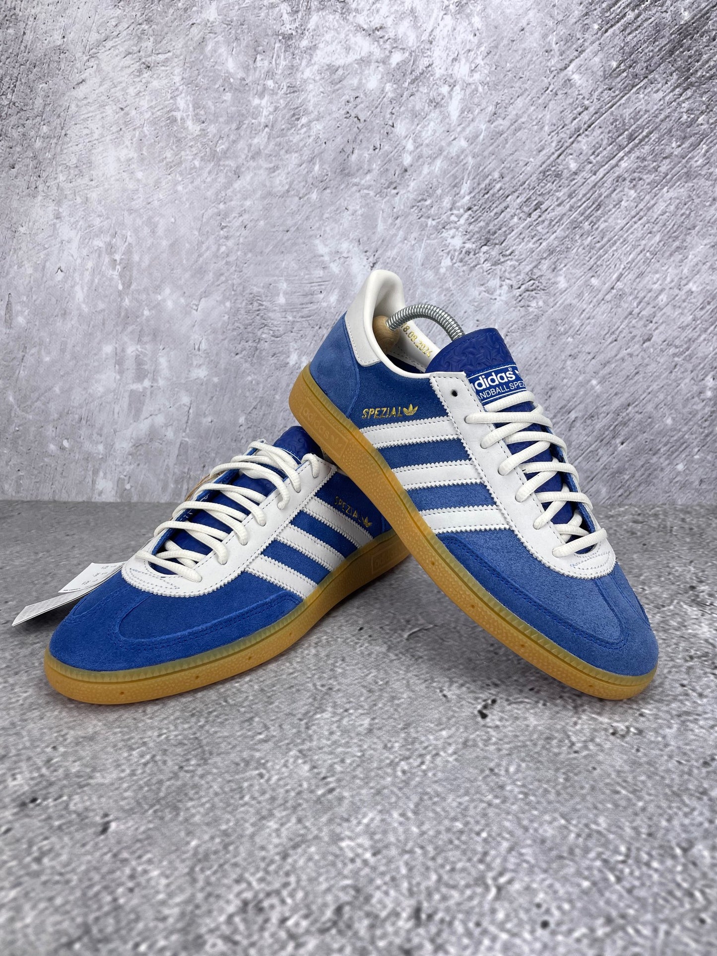Adidas Handball Spezial 75th Anniversary - buty sportowe, para butów, widok z boku na tle studyjnym