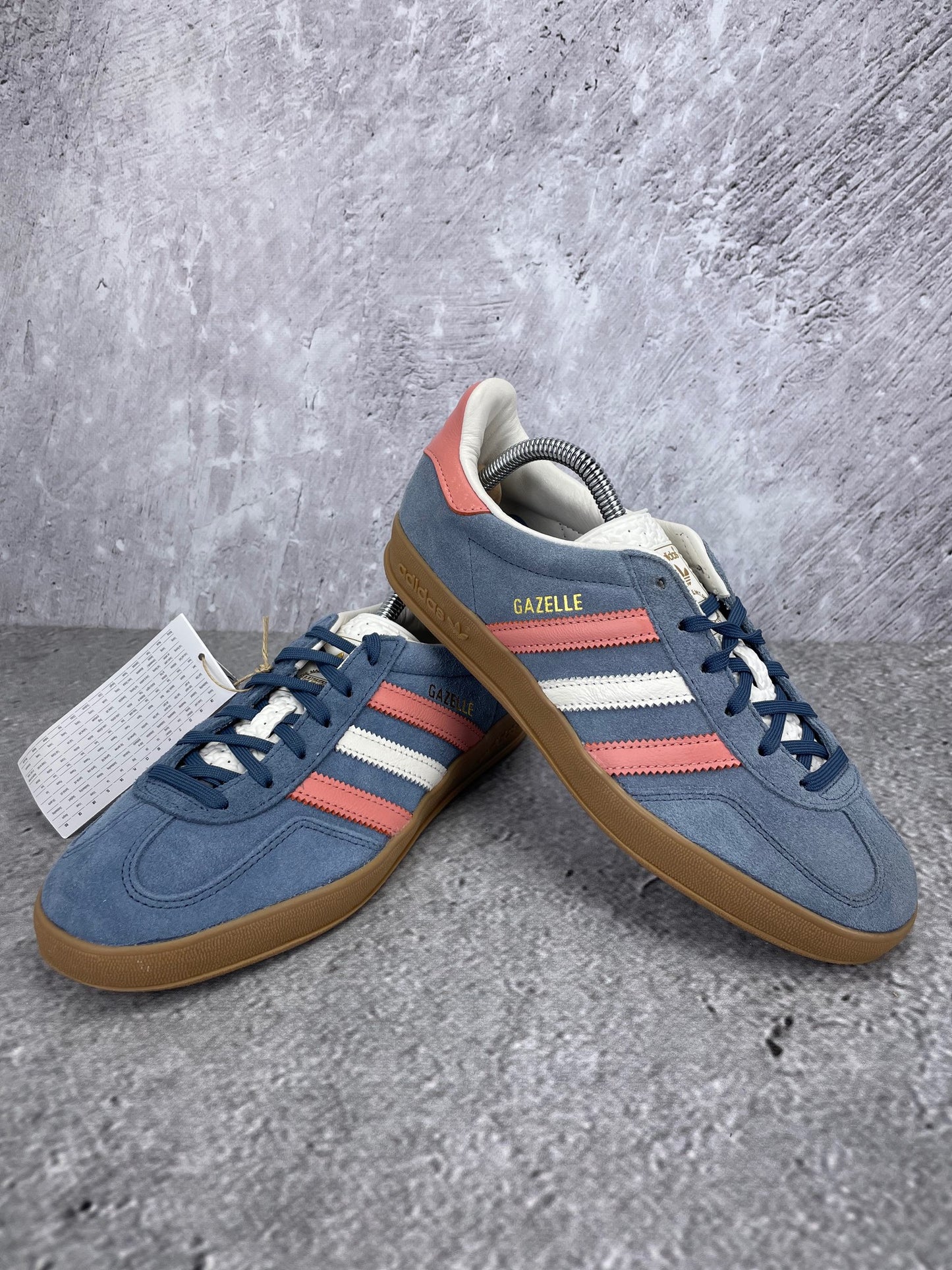 Adidas Gazelle Indoor None - buty sportowe, para butów, widok z boku na tle studyjnym