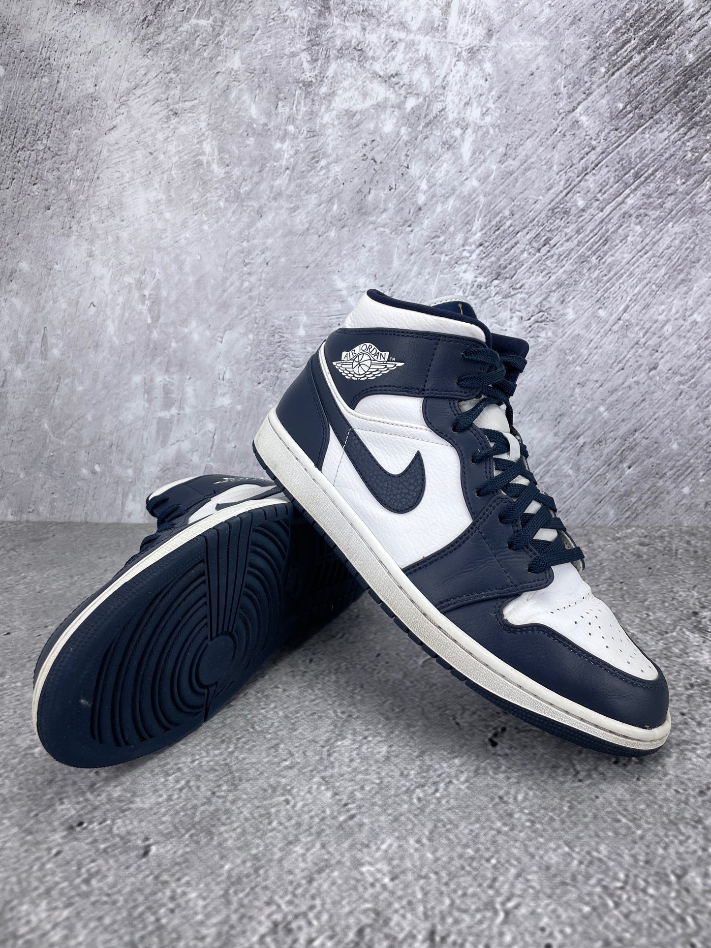 Jordan Air Jordan 1 Mid SE Obsidian - buty sportowe, para butów, widok z boku na tle studyjnym