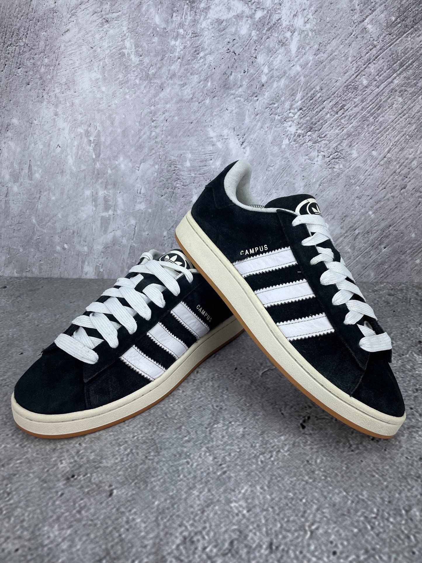 adidas Campus 00s HQ8708 - buty sportowe, para butów, widok z boku na tle studyjnym