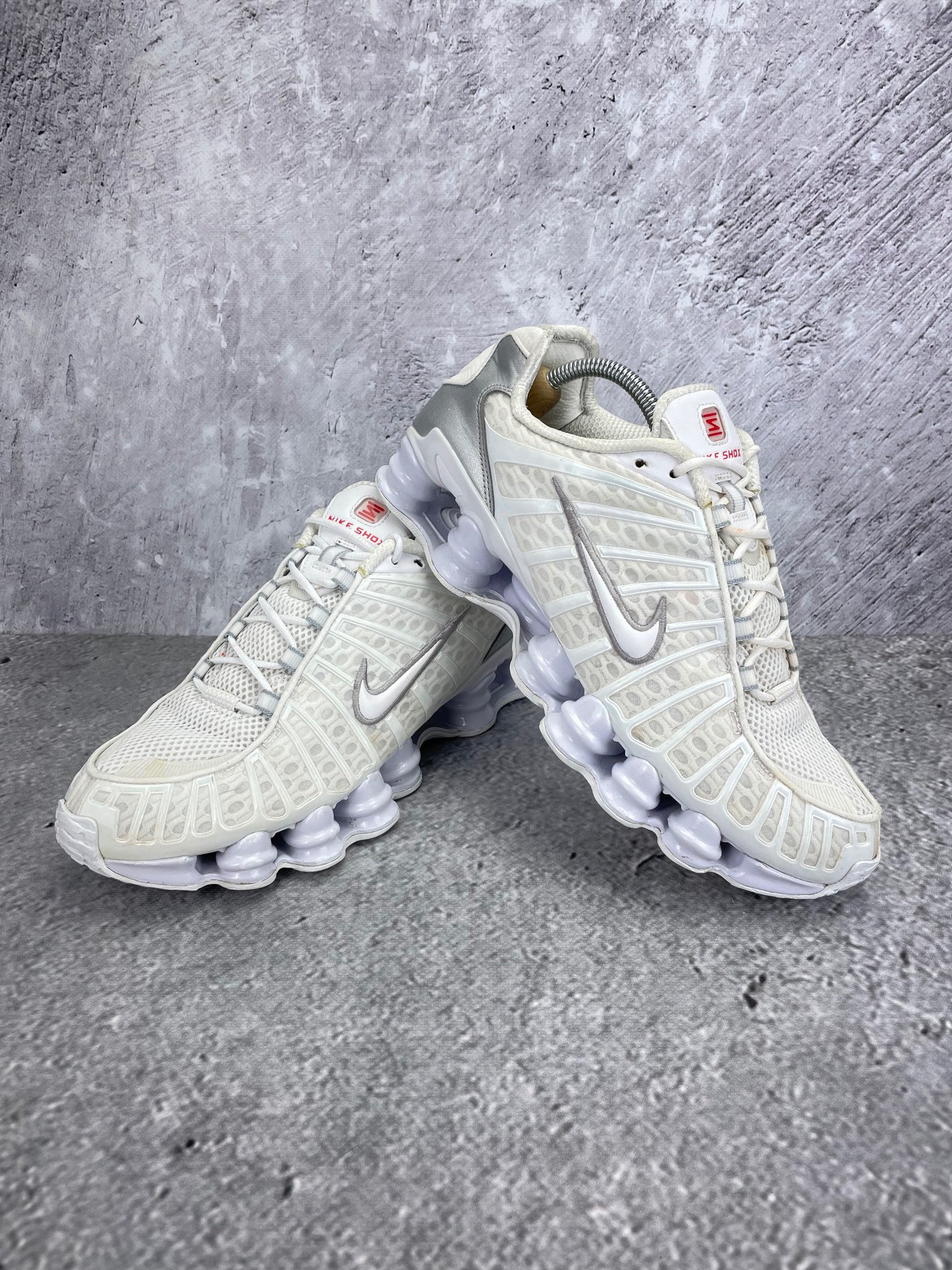 Nike Shox TL AR3566-100 - buty sportowe, para butów, widok z boku na tle studyjnym