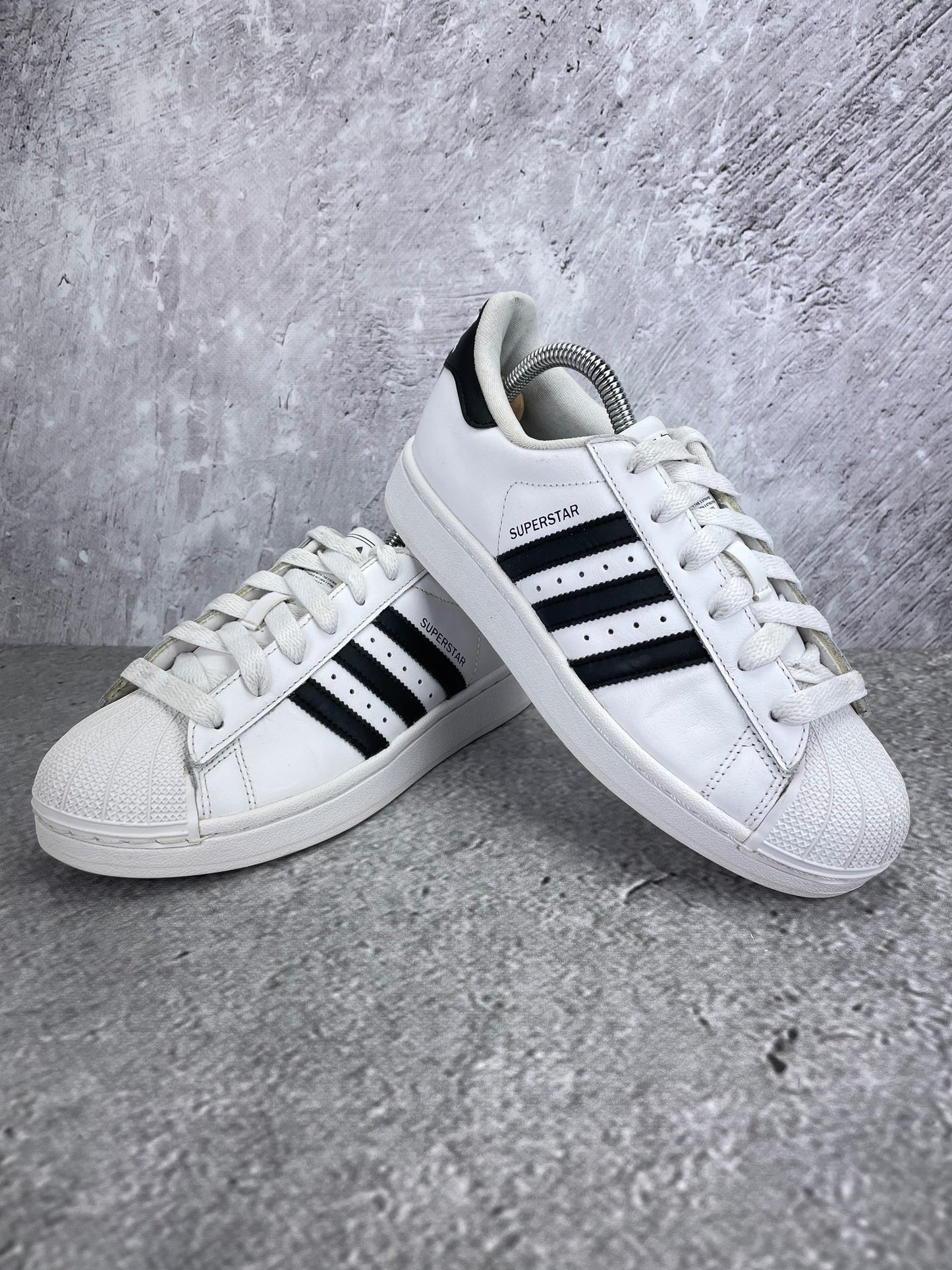 Adidas Superstar II Cloud White Black - buty sportowe, para butów, widok z boku na tle studyjnym