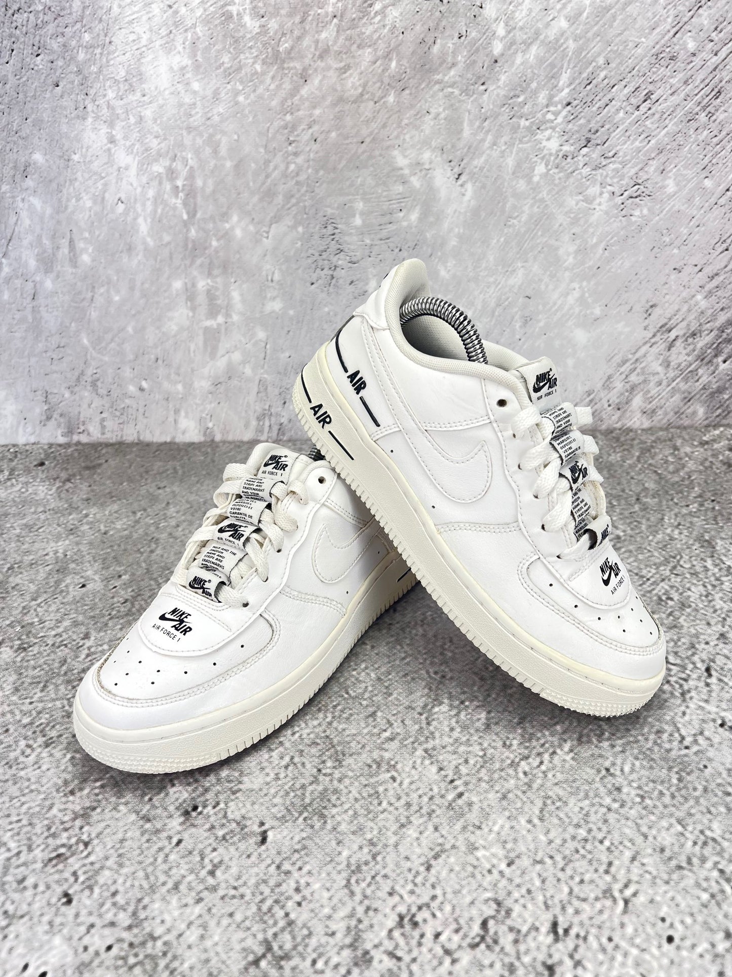 Nike Air Force 1 LV8 3 Multiple Logos - buty sportowe, para butów, widok z boku na tle studyjnym