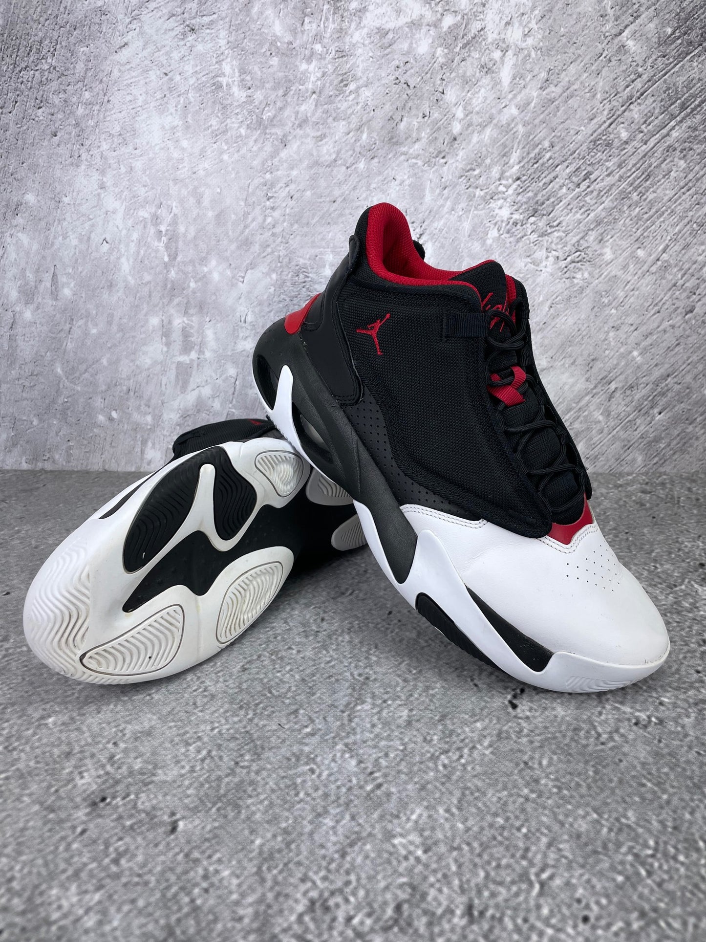 Jordan Max Aura 4 Black Gym Red - buty sportowe, para butów, widok z boku na tle studyjnym