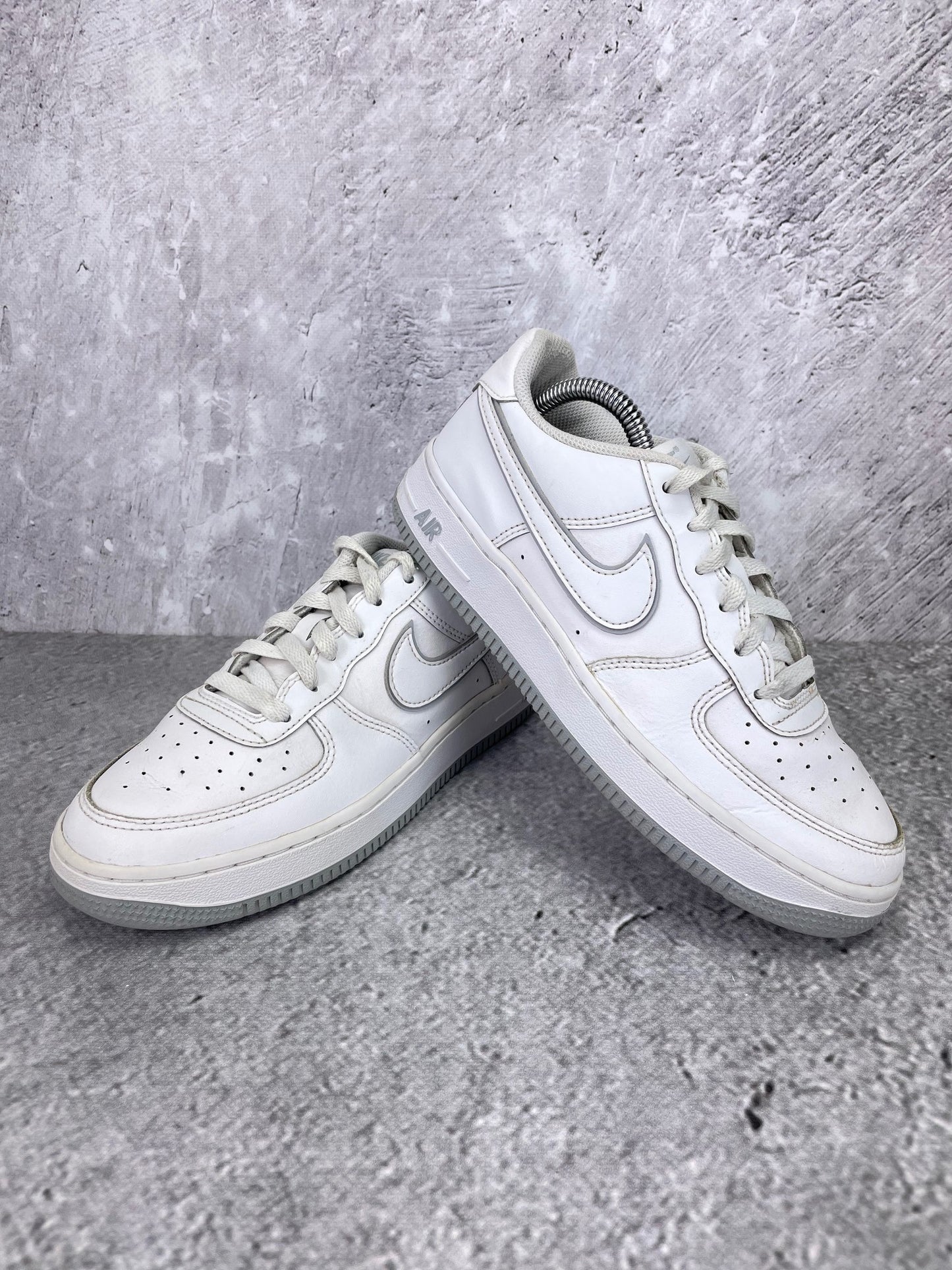 Nike Air Force 1 Low DX5805-100 - buty sportowe, para butów, widok z boku na tle studyjnym