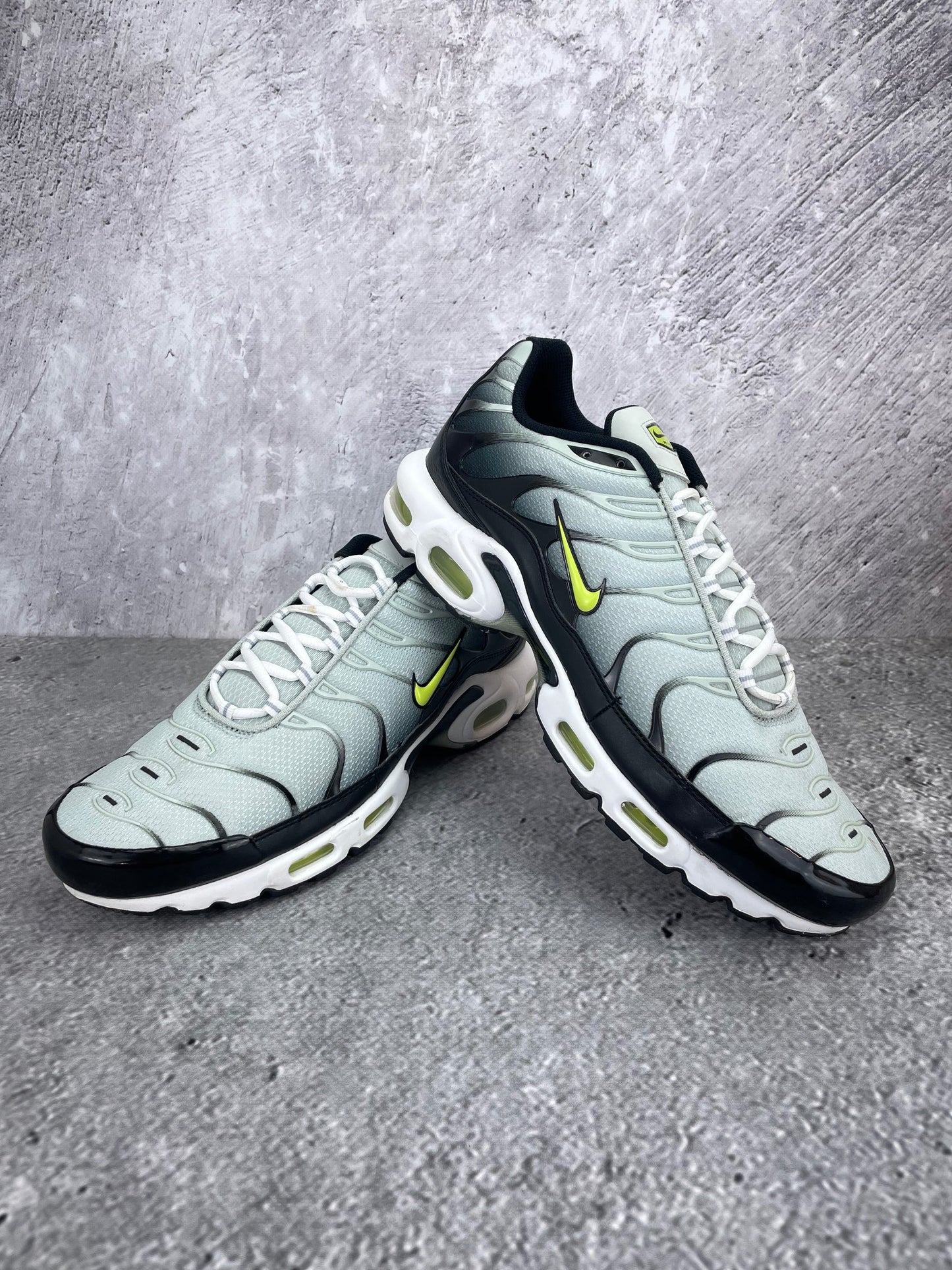 Nike Air Max Plus Bright Cactus - buty sportowe, para butów, widok z boku na tle studyjnym