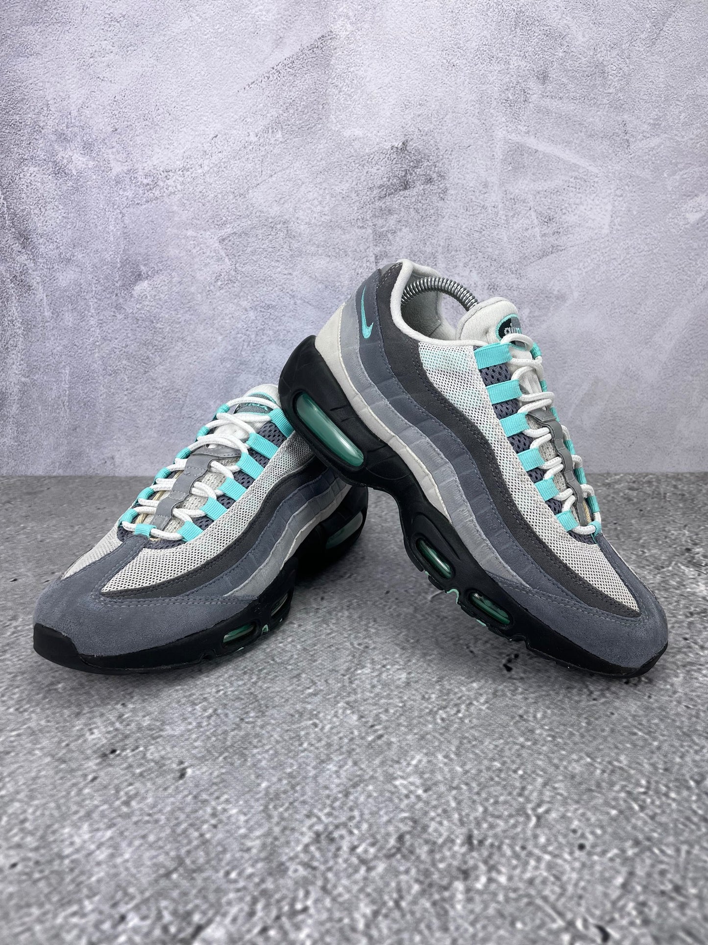 Nike Air Max 95 Hyper Turquoise - buty sportowe, para butów, widok z boku na tle studyjnym