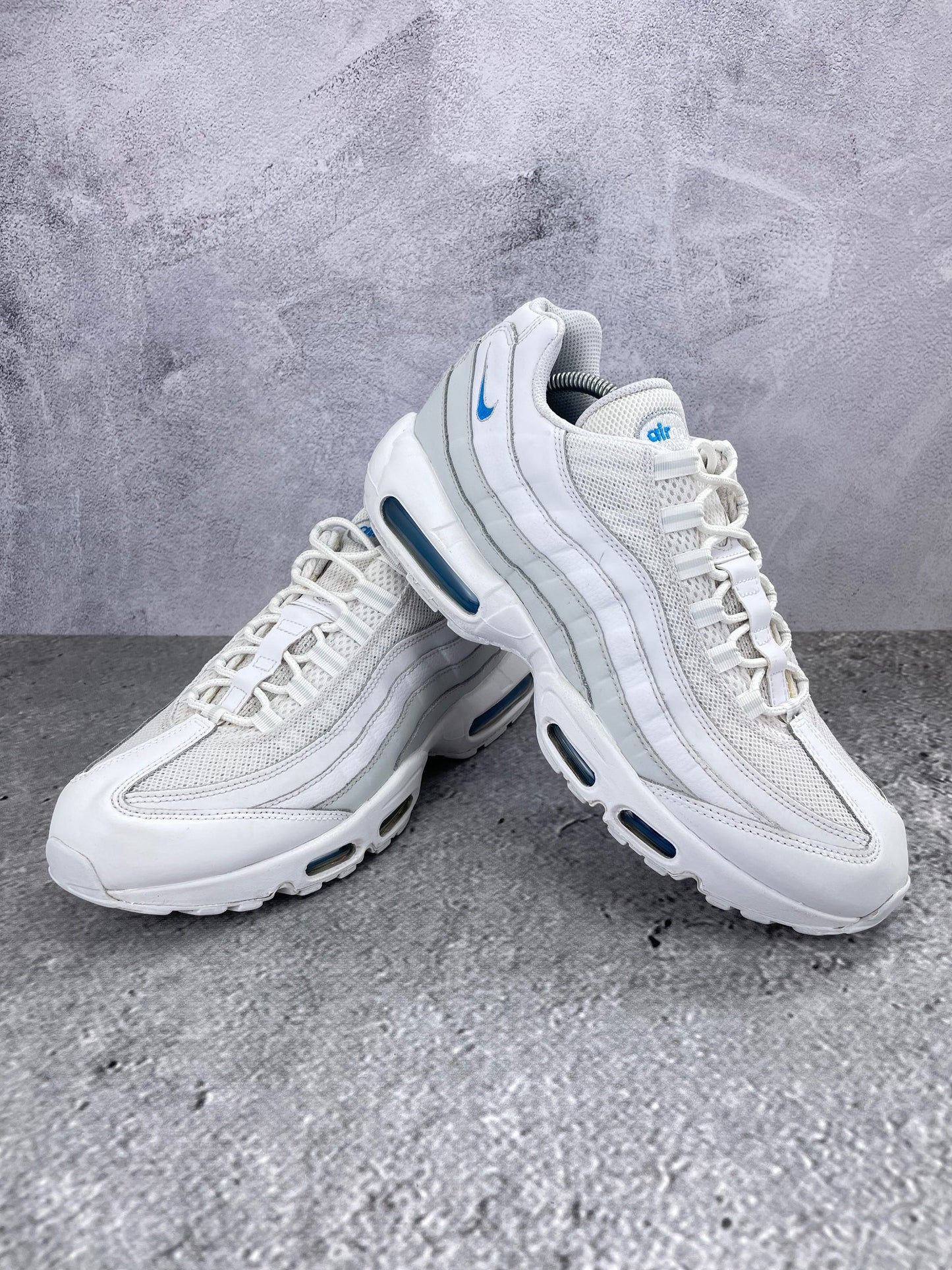 Nike Air Max 95 “Photon Dust / Photo Blue” Photon Dust / Photo Blue - buty sportowe, para butów, widok z boku na tle studyjnym