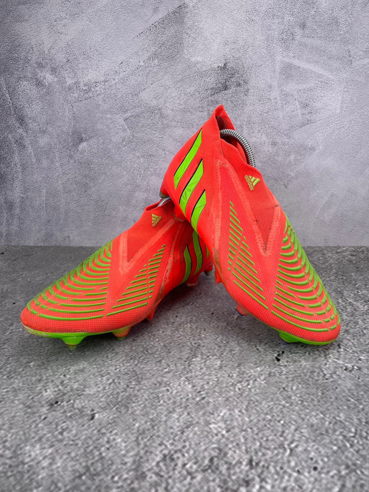 Adidas Predator Edge SG Game Data Pack - buty sportowe, para butów, widok z boku na tle studyjnym