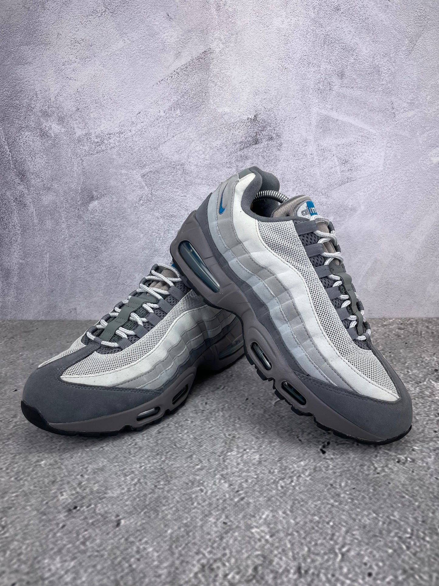 Nike Air Max 95 IH4457-003 - buty sportowe, para butów, widok z boku na tle studyjnym