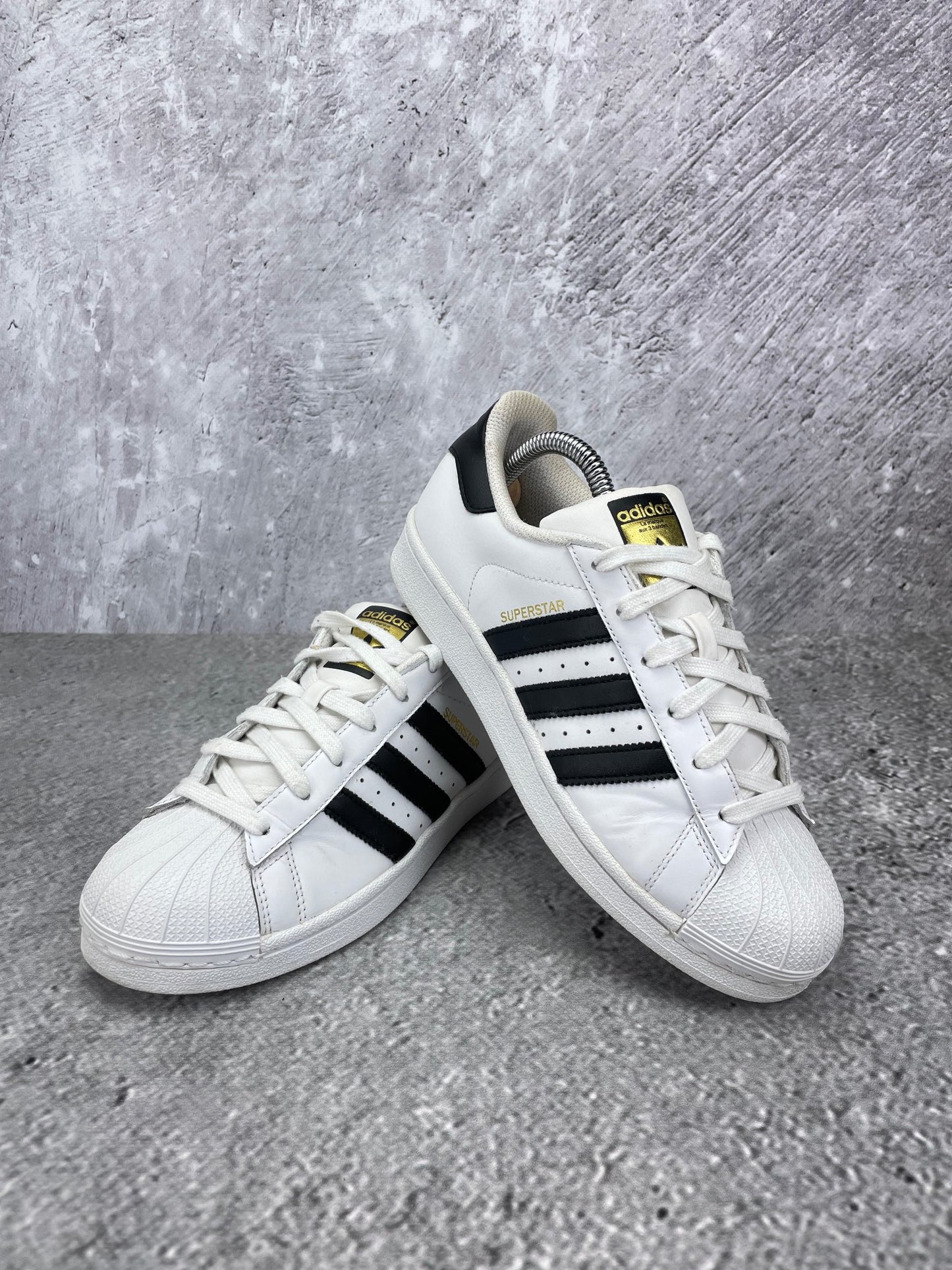 Adidas Superstar II White Gold Tongue - buty sportowe, para butów, widok z boku na tle studyjnym