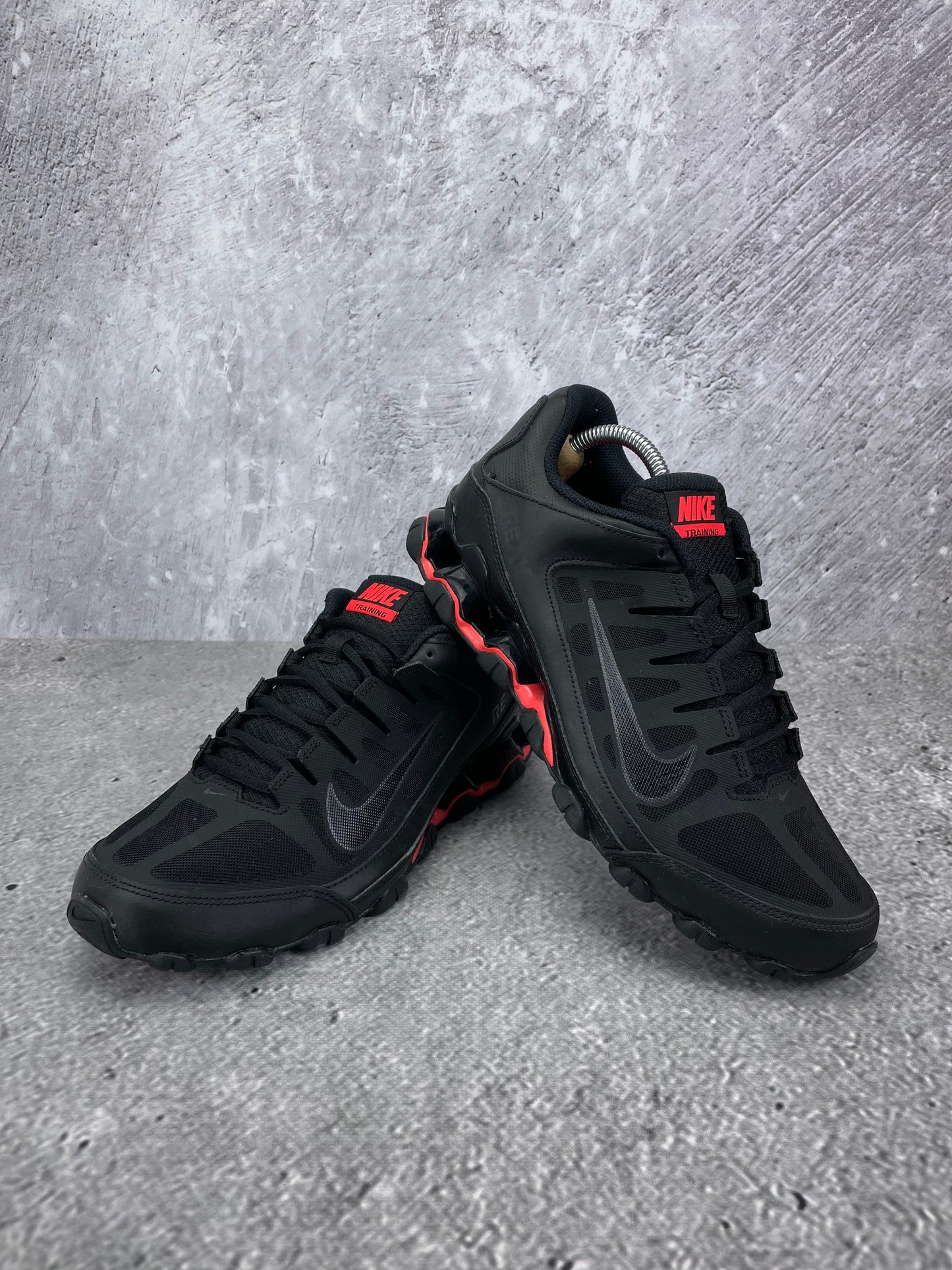 Nike Reax 8 Tr 621716-060 - buty sportowe, para butów, widok z boku na tle studyjnym