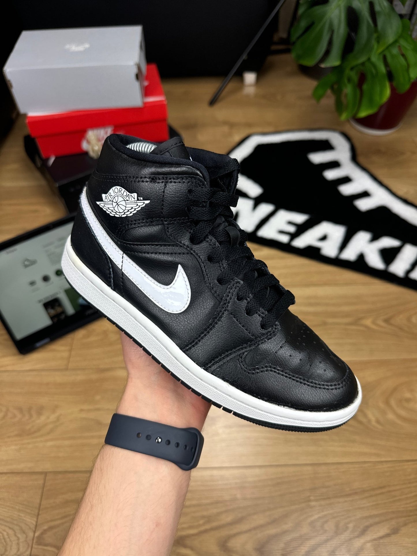 Nike Air Jordan 1 Mid (37.5)