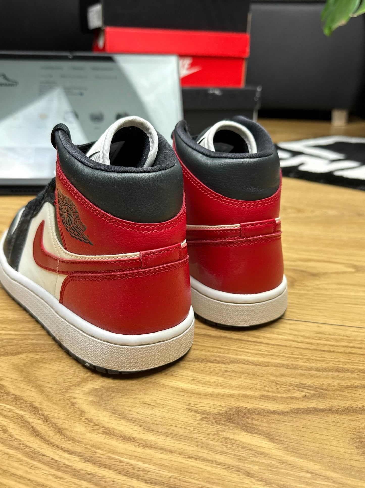 Nike Air Jordan 1 Mid (40)