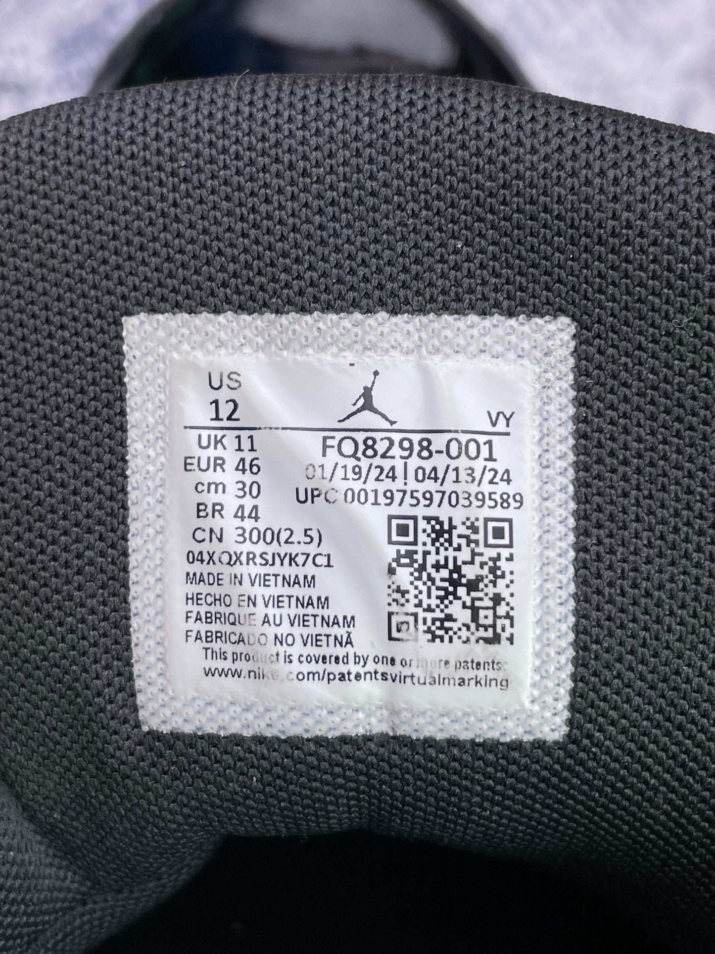 Jordan Max Aura 6 Black Anthracite — buty sportowe męskie w bardzo dobrym stanie rozmiar 46, etykieta z kodem modelu FQ8298-001