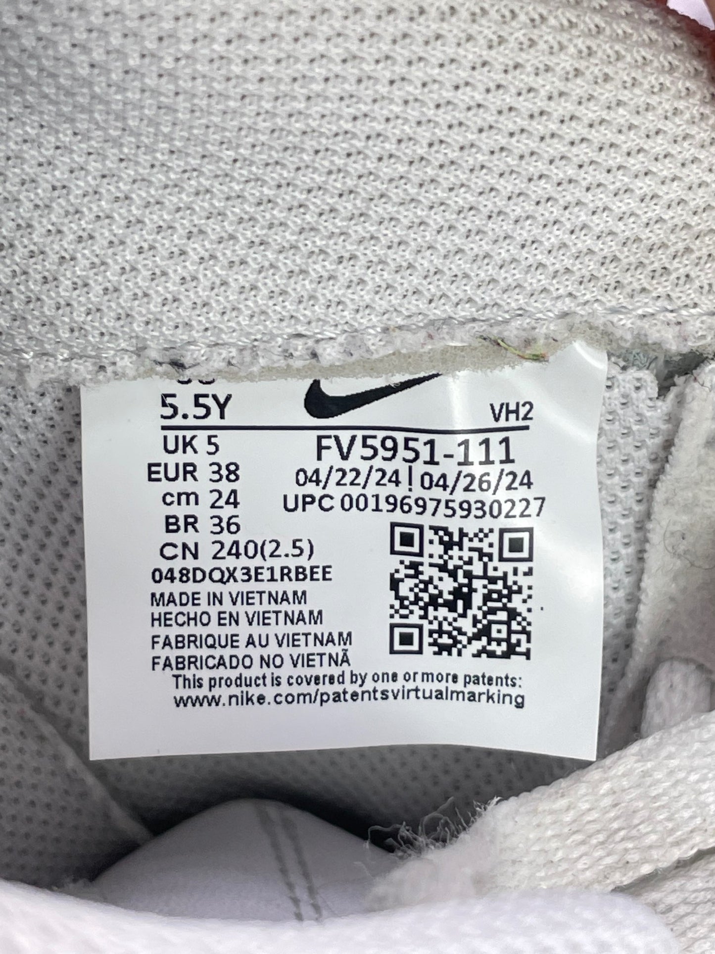 Nike Air Force 1 Low Triple White — buty sportowe damskie w bardzo dobrym stanie rozmiar 38, etykieta z kodem modelu FV5951-111