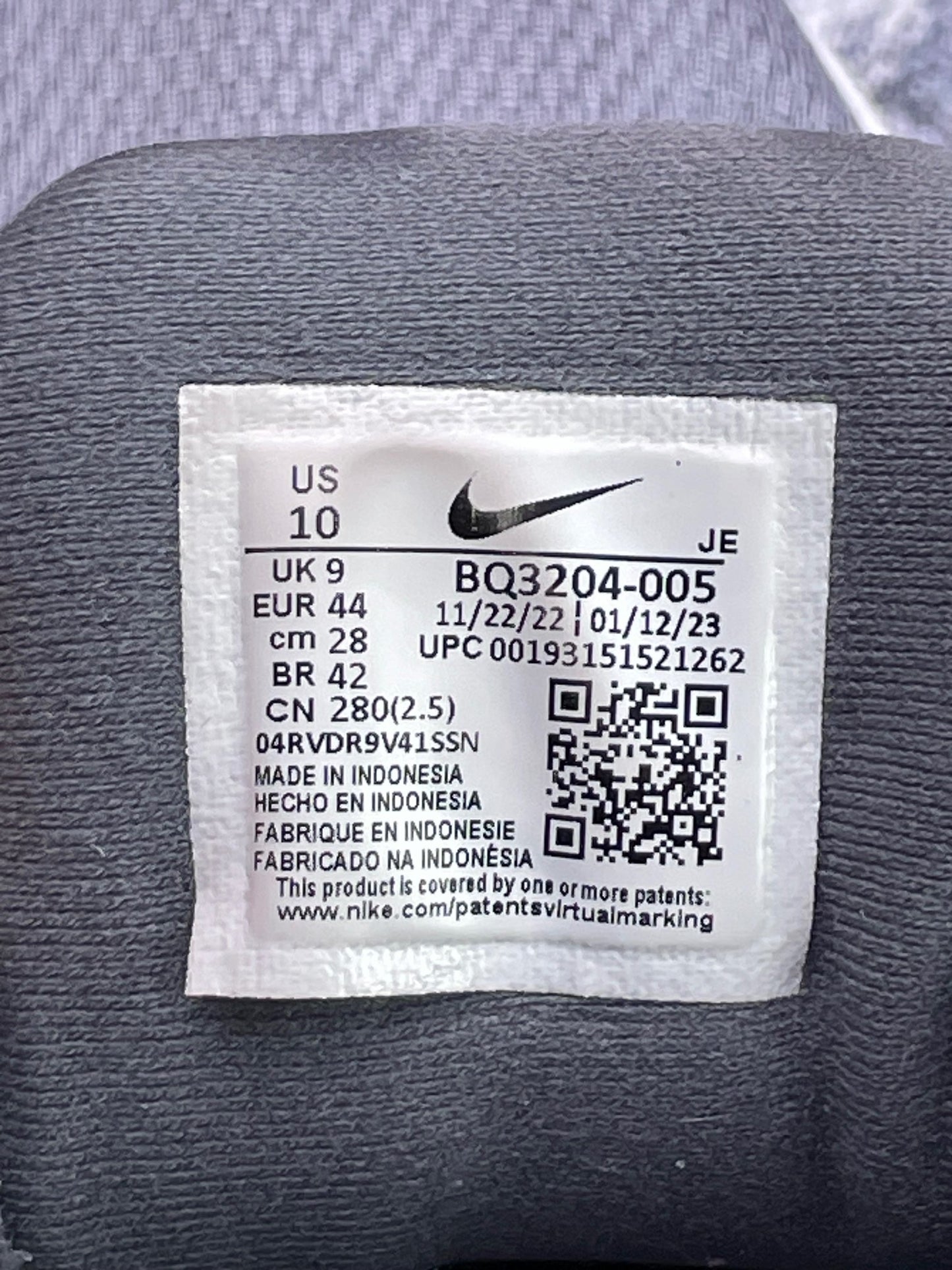 Nike Revolution 5 Cool Grey — buty sportowe męskie w bardzo dobrym stanie rozmiar 44, etykieta z kodem modelu BQ3204-005
