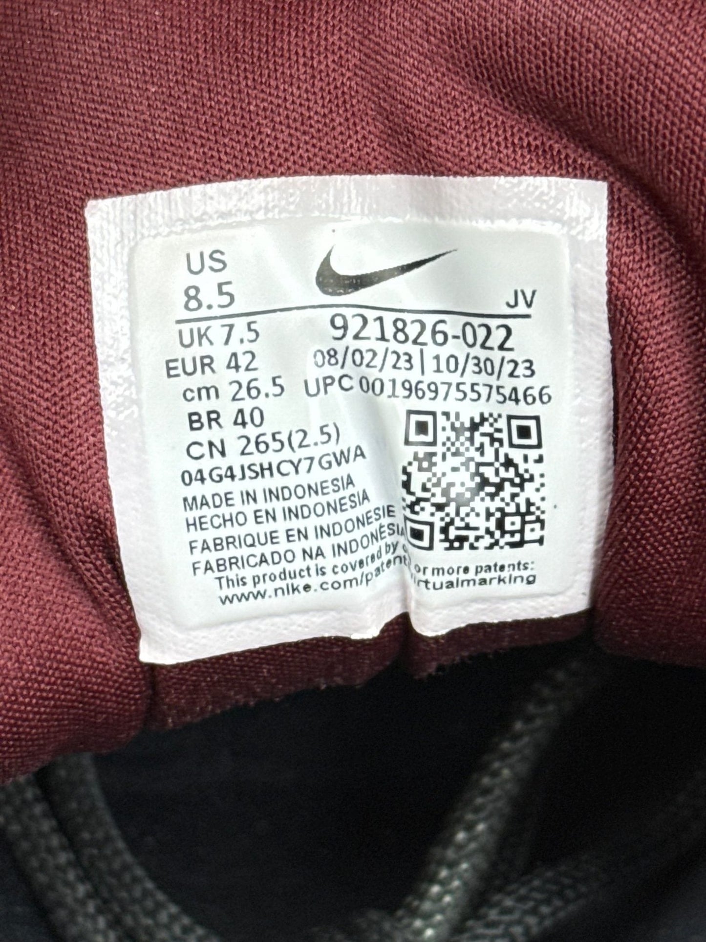 Nike Air Max 97 Black Team Scarlet — buty sportowe męskie w dobrym stanie rozmiar 42, para butów, widok z boku na tle studyjnym