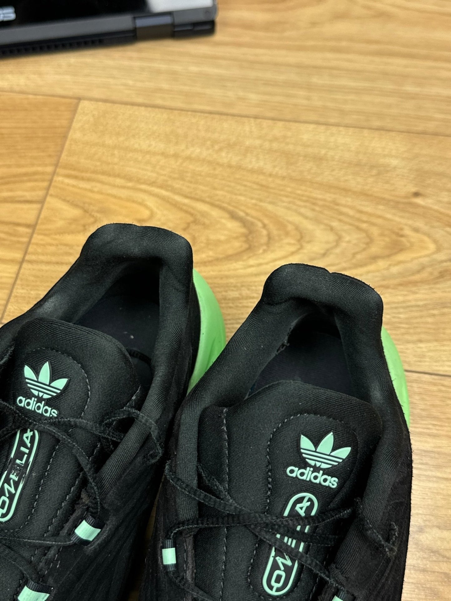 Adidas Ozelia (43 1/3)