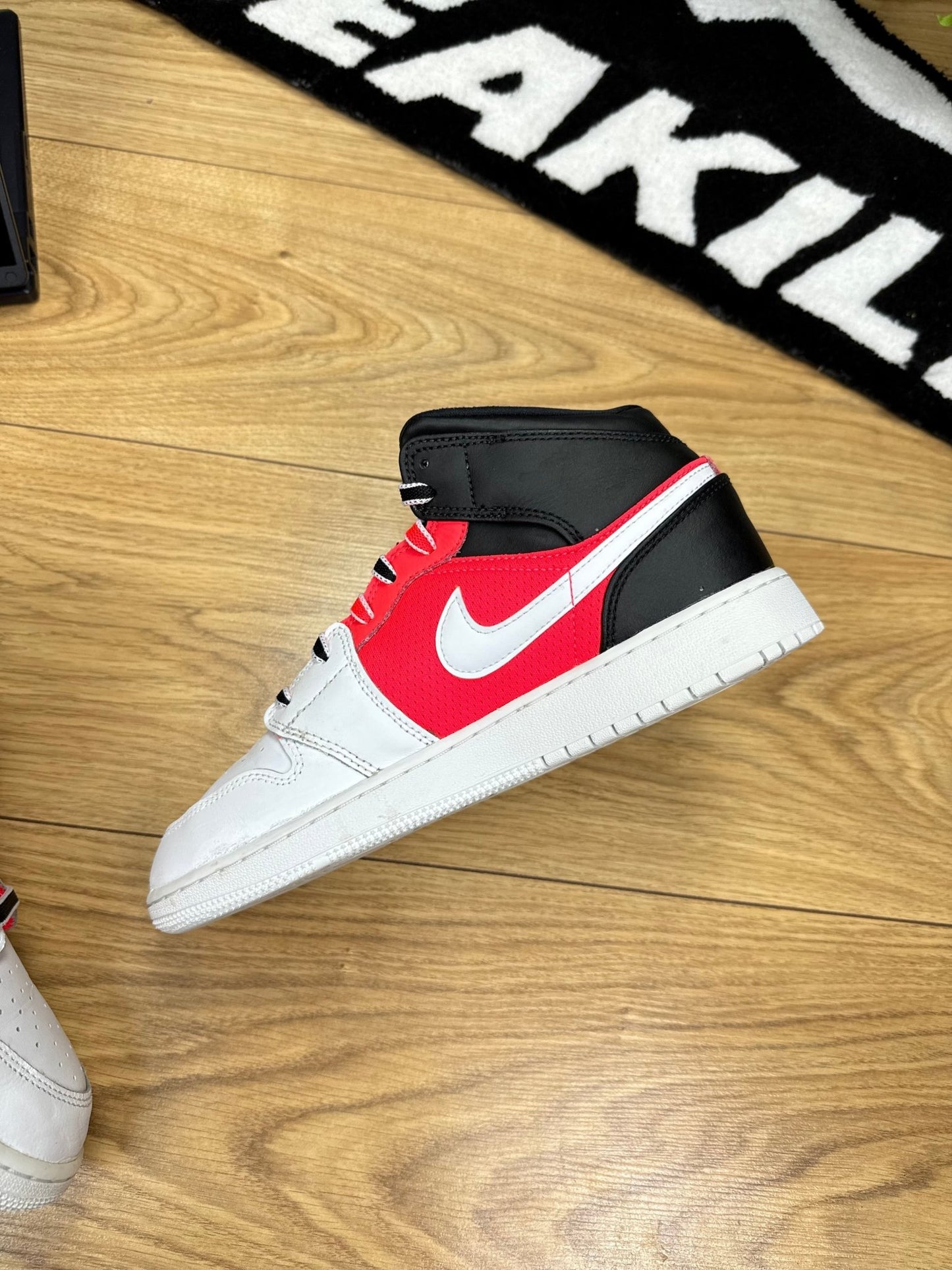 Nike Air Jordan 1 Mid (40)