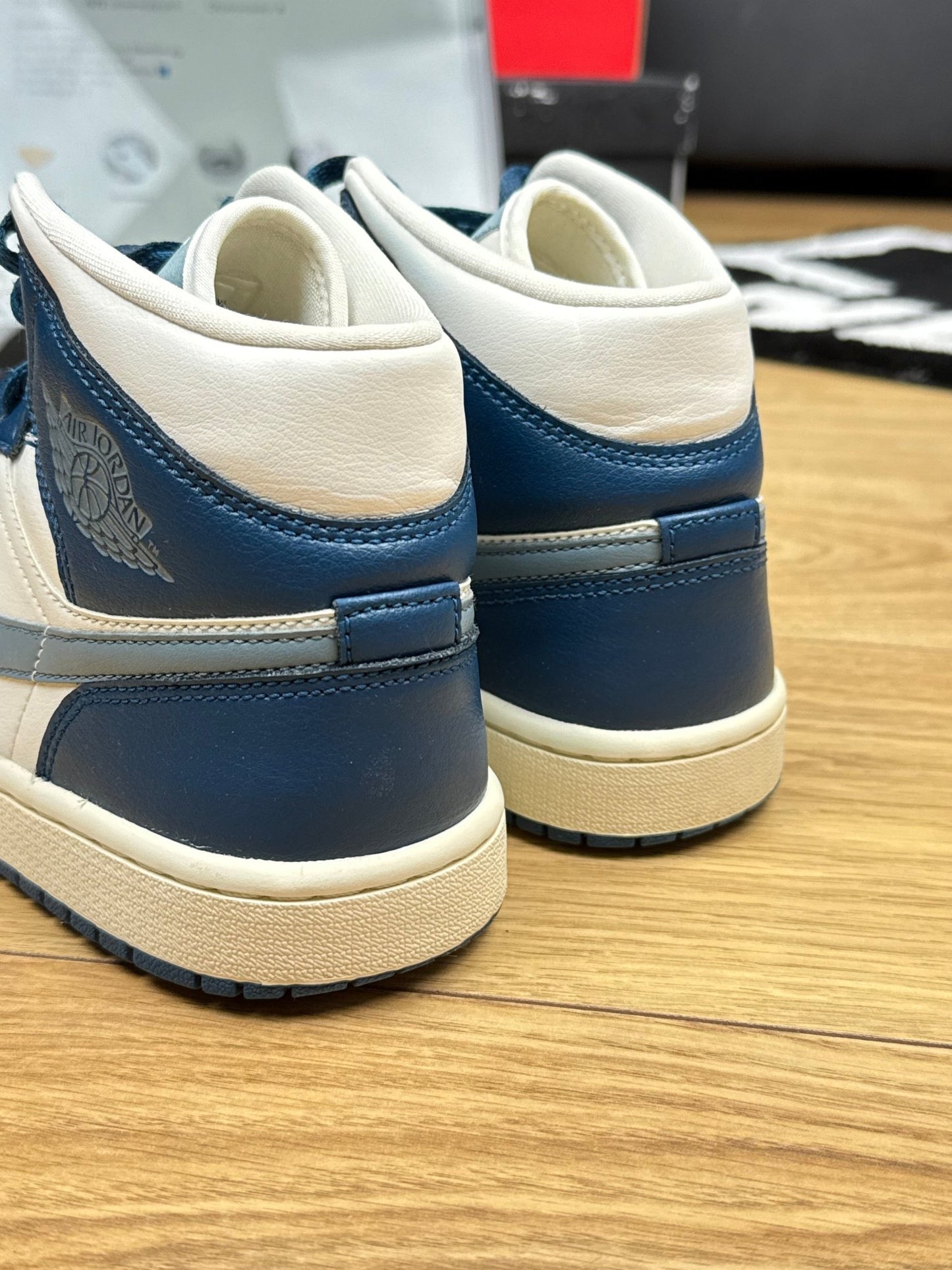 Nike Air Jordan 1 Mid (40)