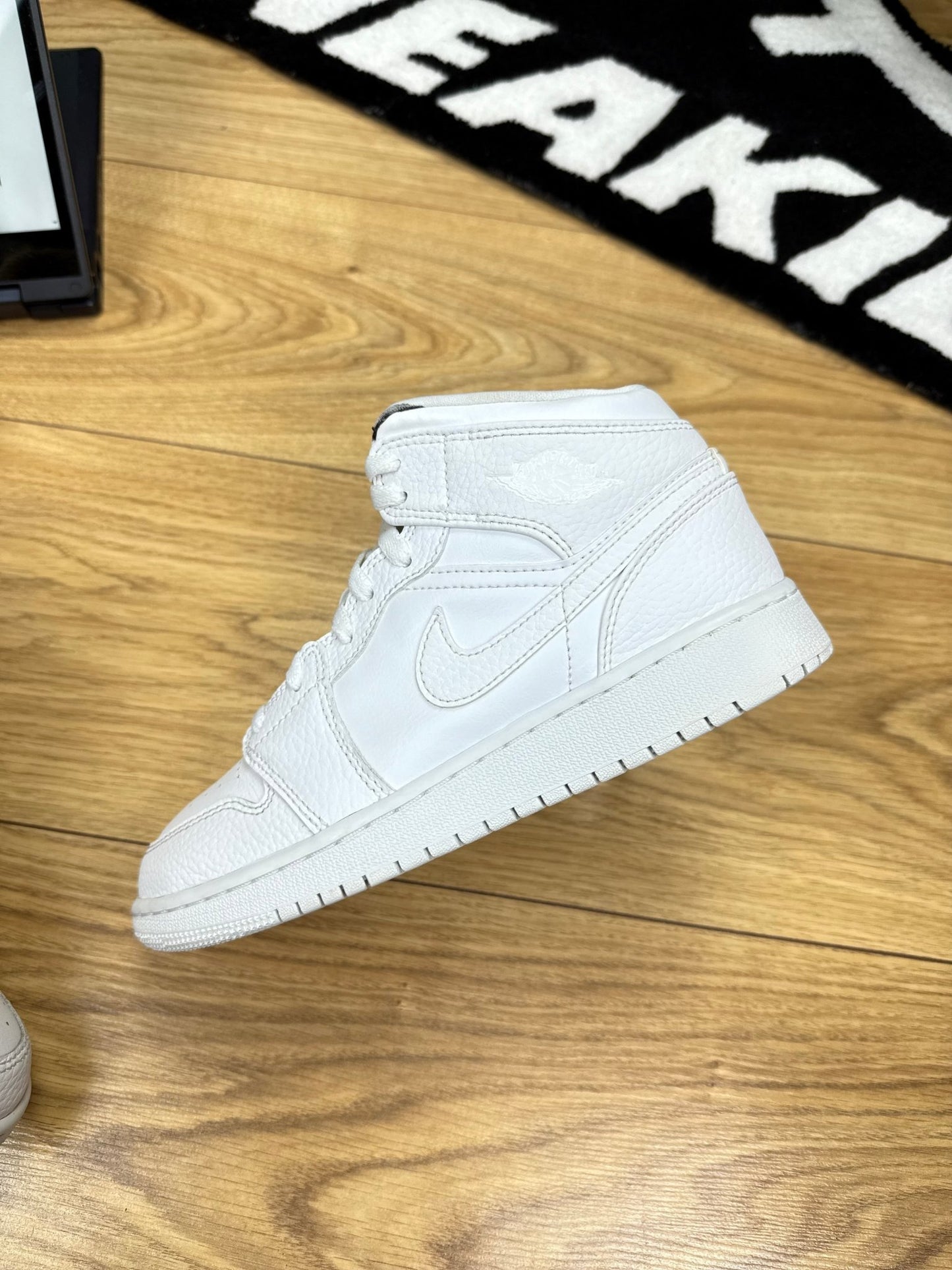 Nike Air Jordan 1 Mid (37.5)