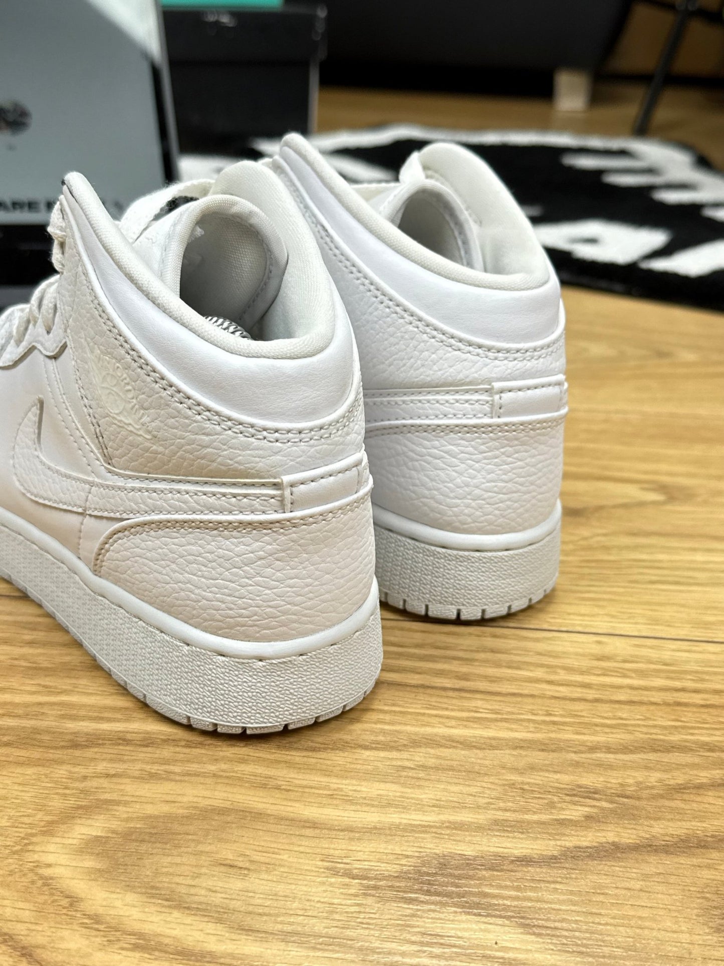 Nike Air Jordan 1 Mid (37.5)