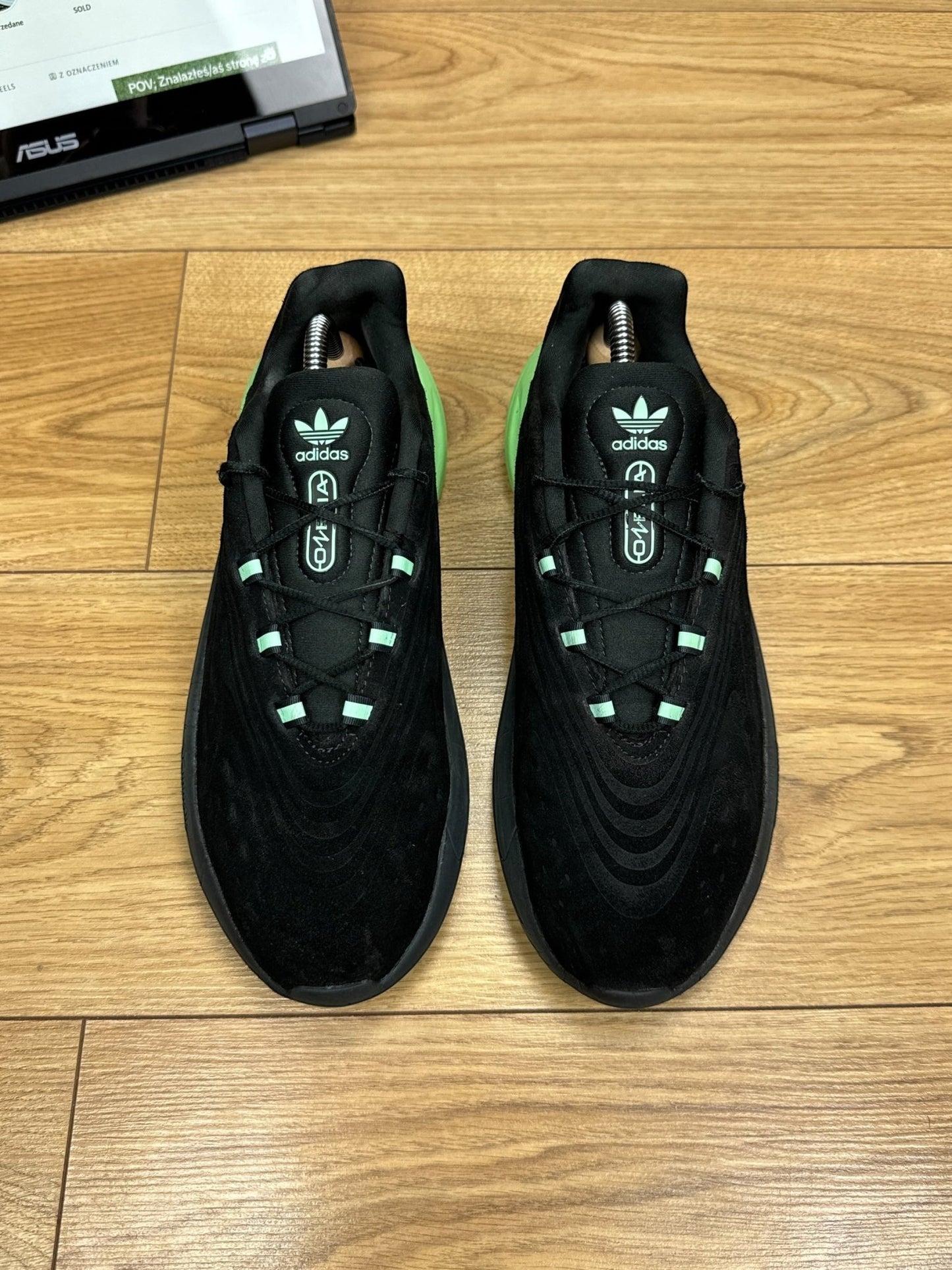 Adidas Ozelia (43 1/3)