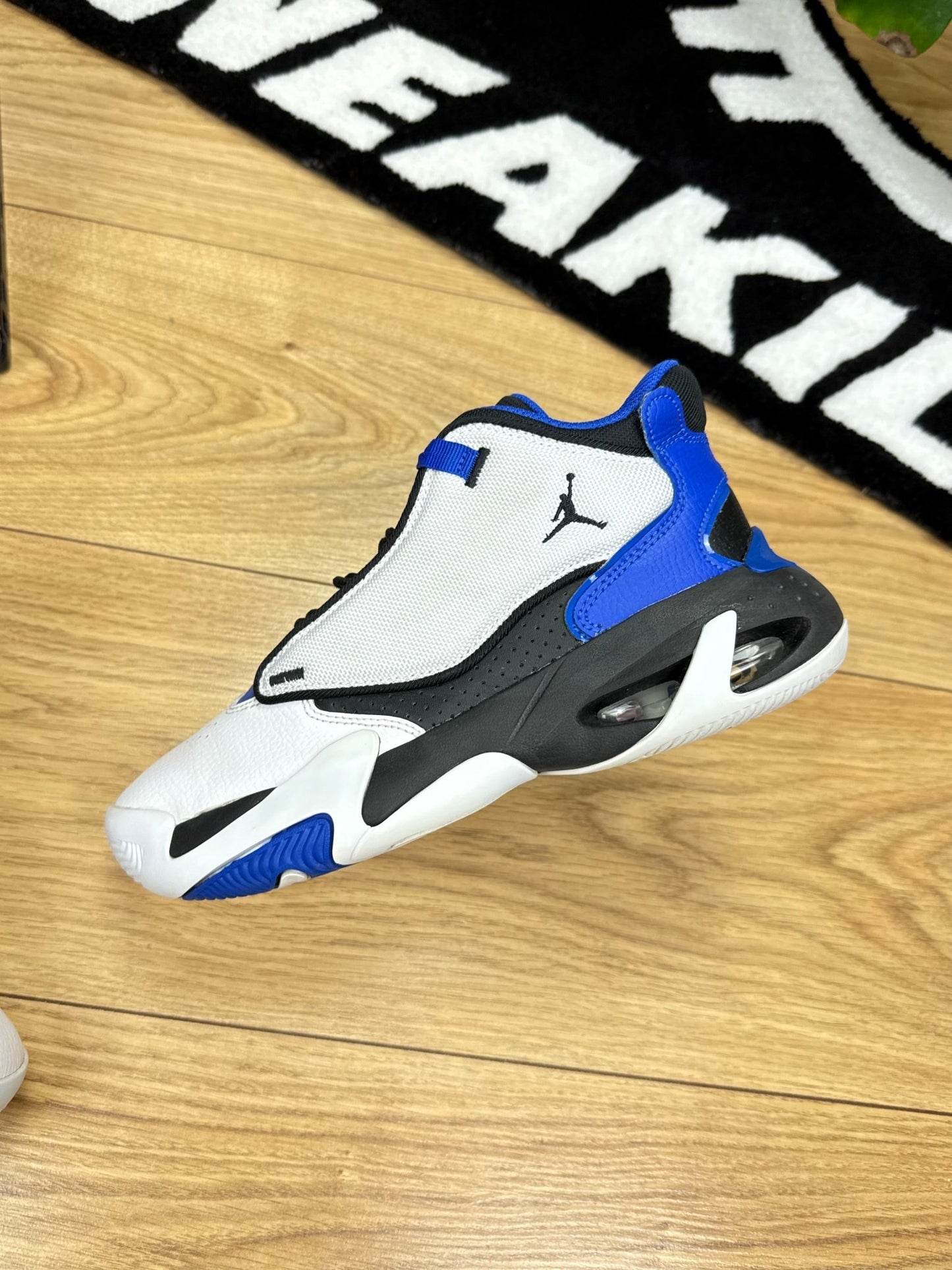 Nike Air Jordan Max Aura 4 (37.5)