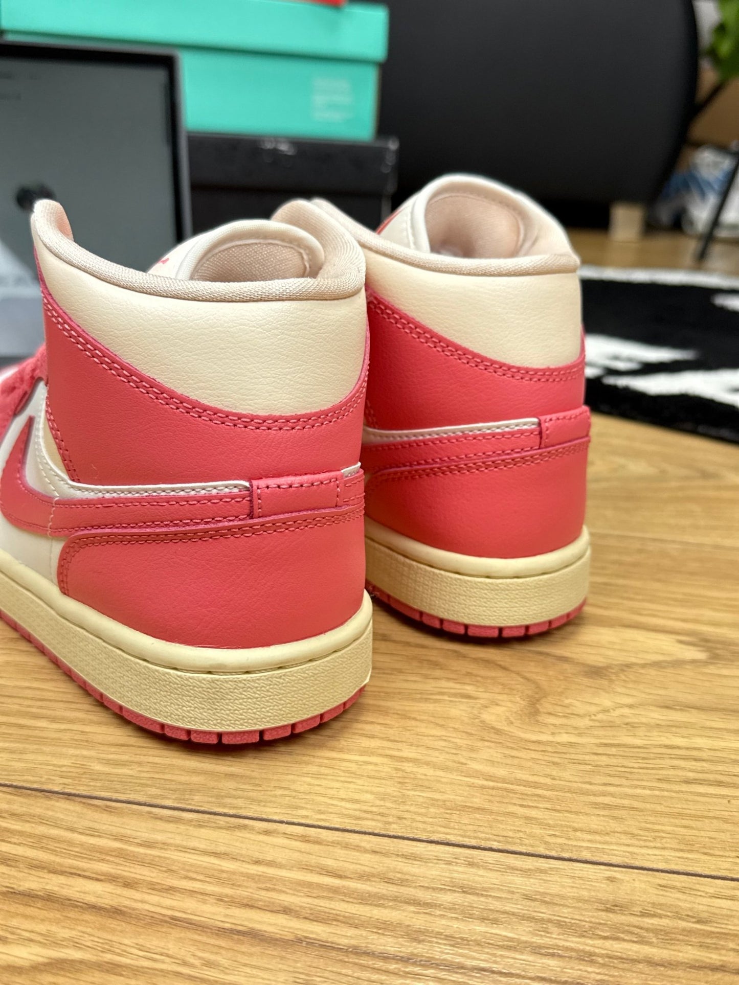 Nike Air Jordan 1 Mid (37.5)