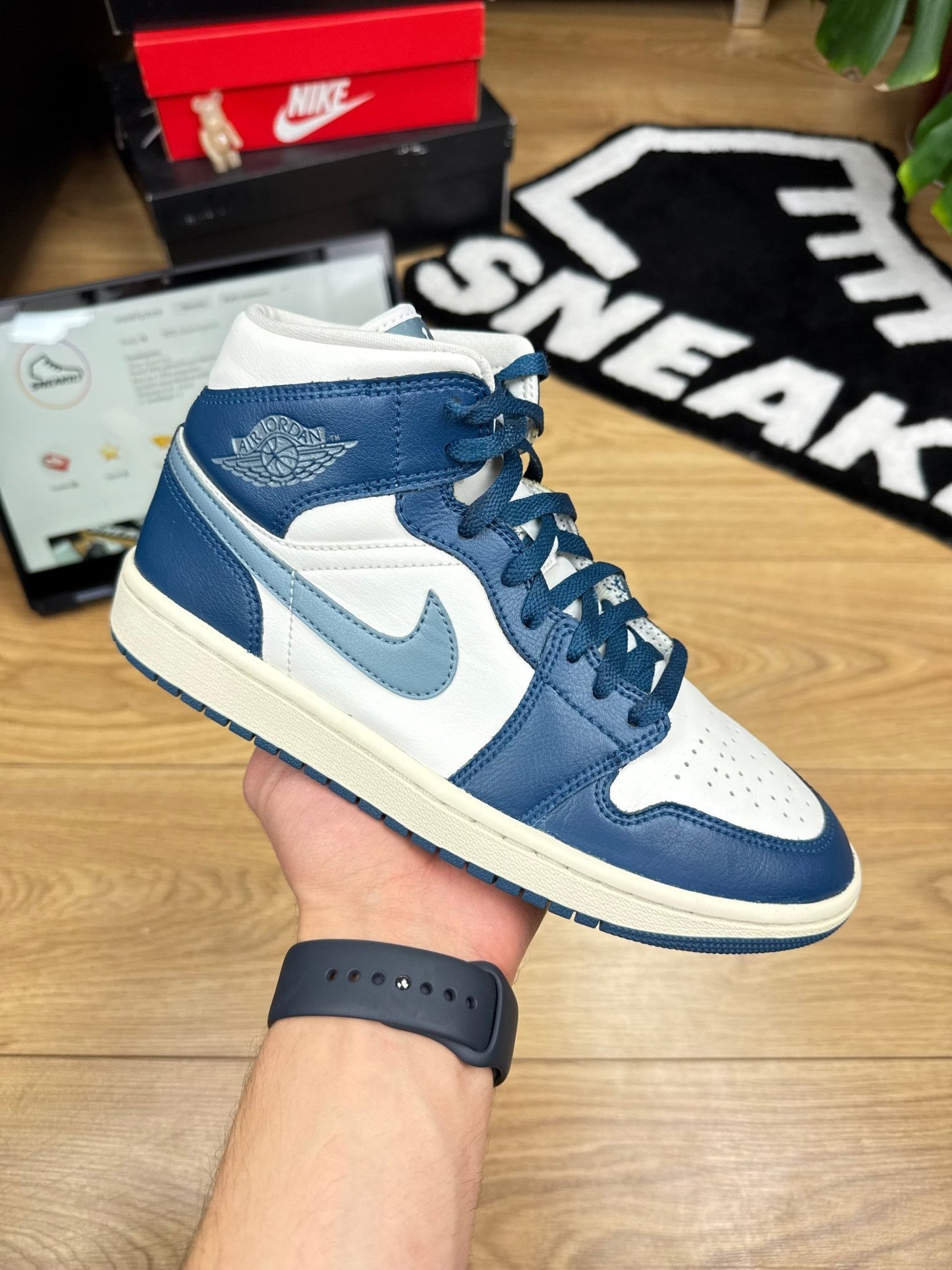 Nike Air Jordan 1 Mid (40)