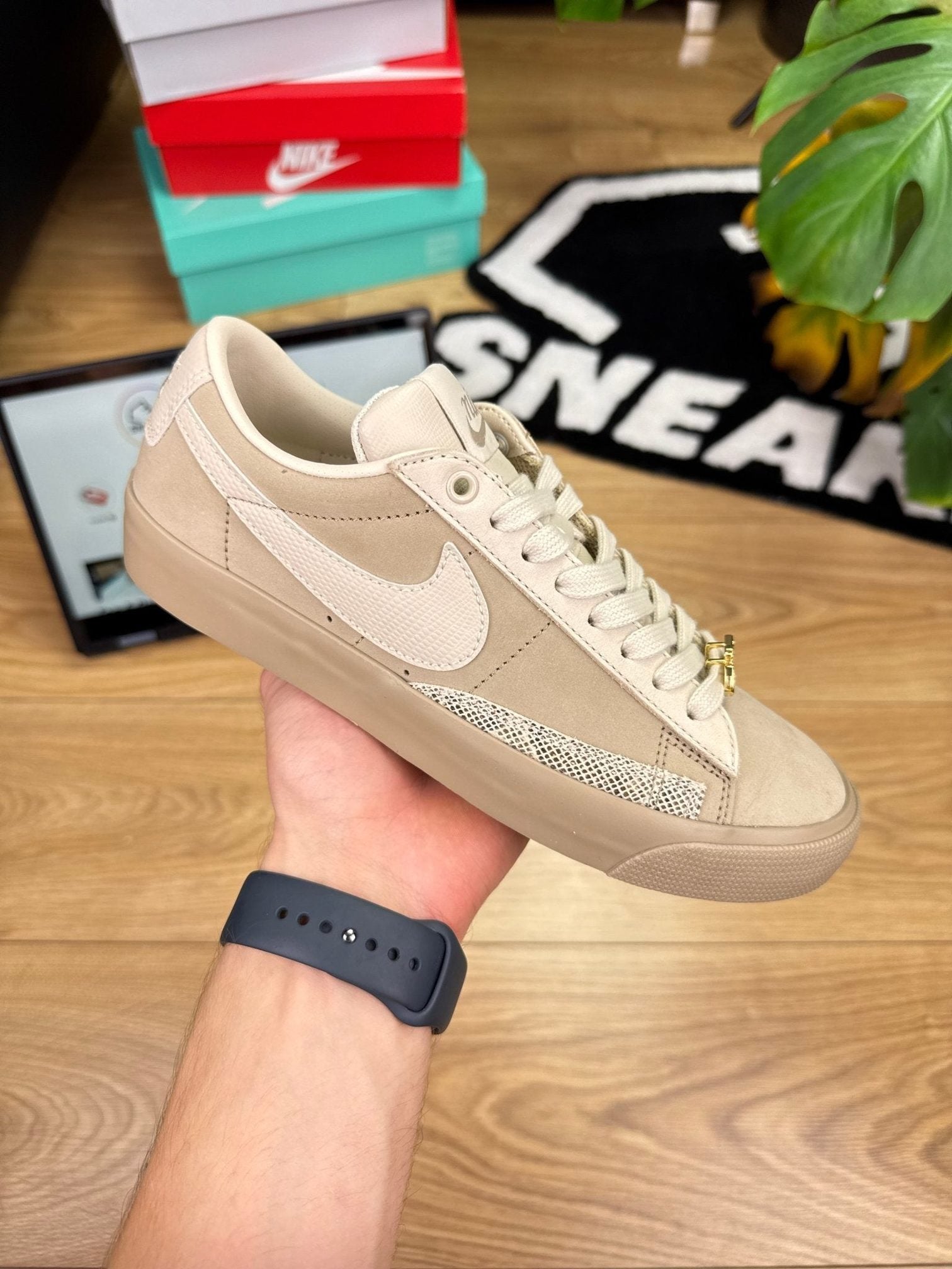 Nike Blazer Low “Khaki” (FPAR Collaboration) Blazer Low Khaki FPAR — buty sportowe męskie nowe rozmiar 38, widok z góry na zewnętrzną stronę butów