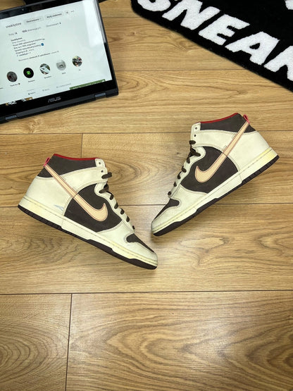 Nike Dunk High Retro SE Baroque Brown — buty sportowe męskie w dobrym stanie rozmiar 43, zewnętrzny panel lewego buta