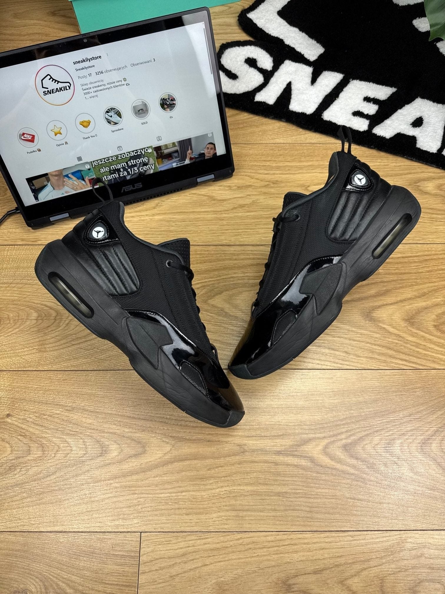 Jordan Max Aura 6 Black Anthracite — buty sportowe męskie w bardzo dobrym stanie rozmiar 44, widok z góry na zewnętrzną stronę butów