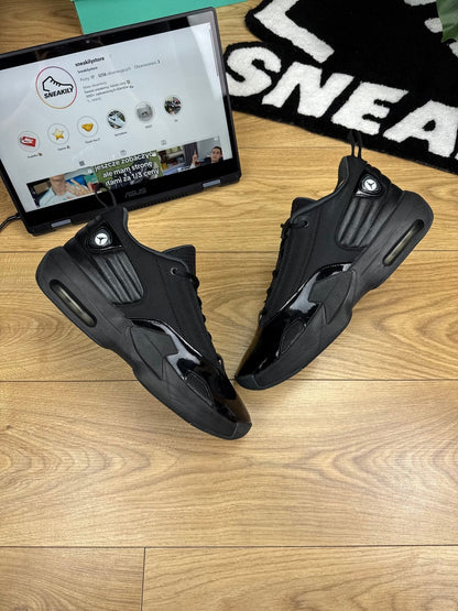 Jordan Max Aura 6 Black Anthracite — buty sportowe męskie w bardzo dobrym stanie rozmiar 44, widok z góry na zewnętrzną stronę butów