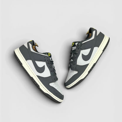 Nike Dunk Low — buty sportowe męskie w bardzo dobrym stanie rozmiar 45, widok z góry na zewnętrzną stronę butów